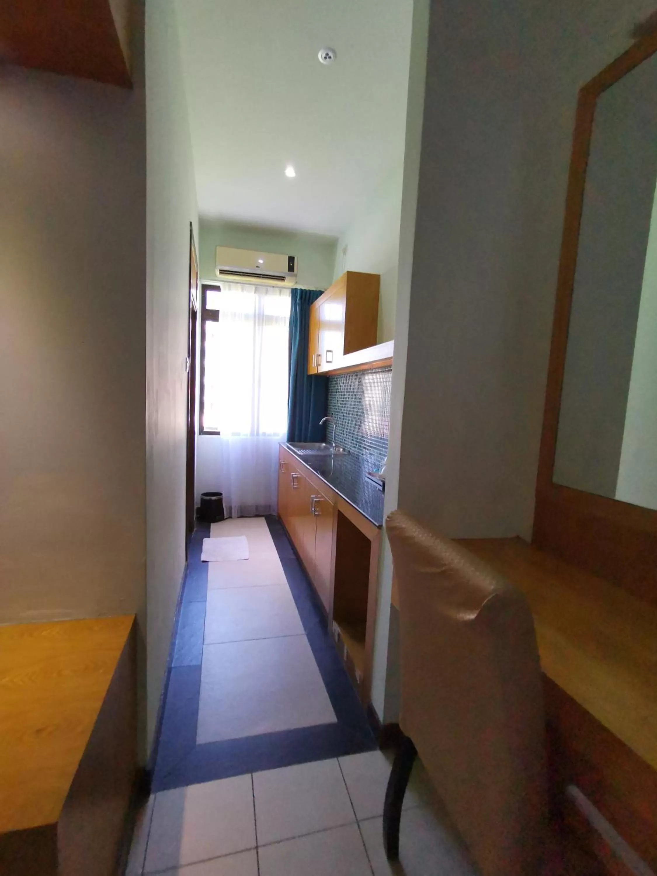 Kitchen or kitchenette in Fratini's Hotel Labuan