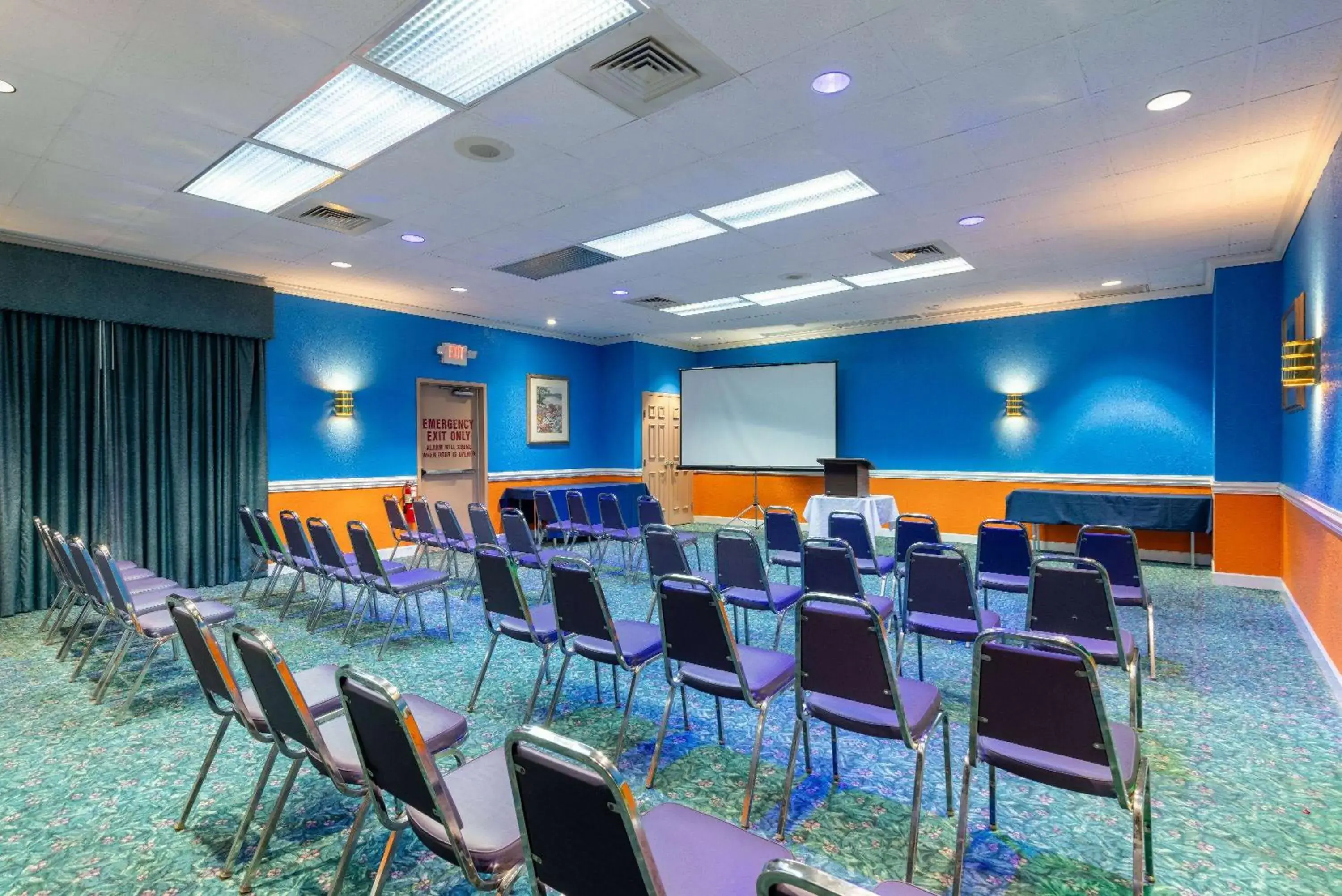 Meeting/conference room in Howard Johnson by Wyndham Salem Hotel & Conference Center