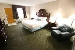 King Room - Pet Friendly/Non-Smoking in Baymont Inn and Suites by Wyndham Farmington, MO