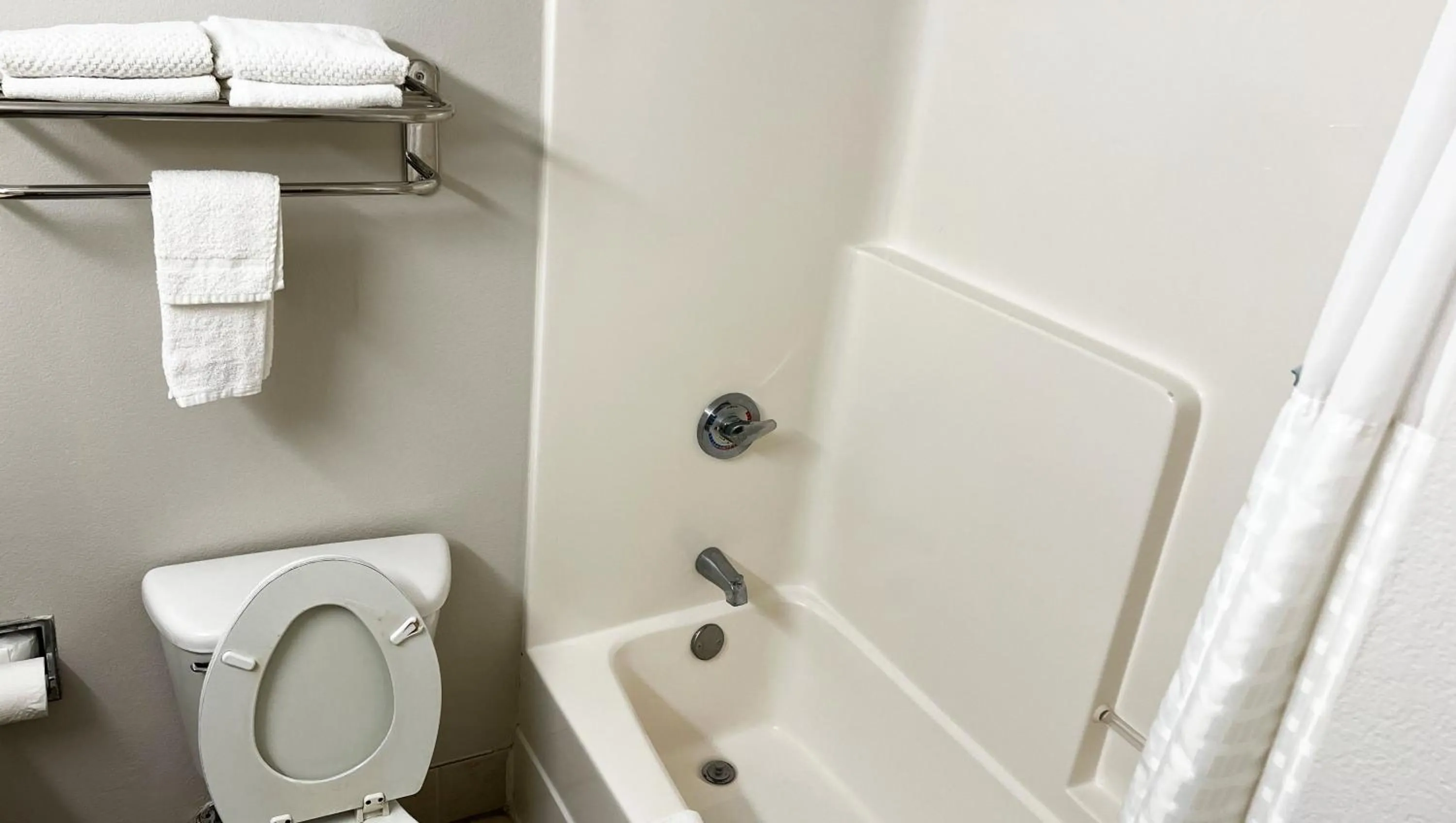 Bathroom in Super Inn & Suites Philadelphia