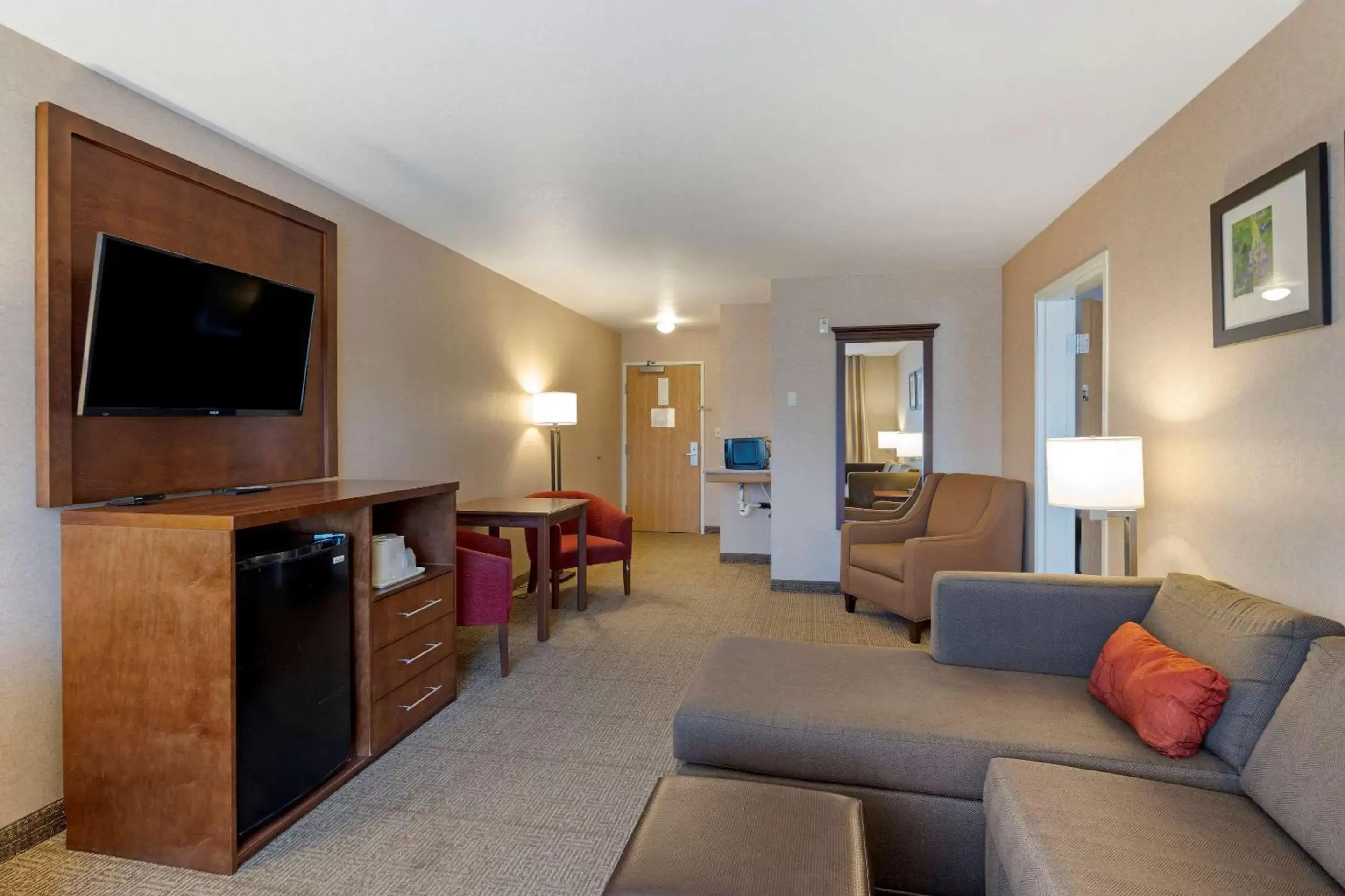 Photo of the whole room, Seating Area in Comfort Suites Anchorage International Airport