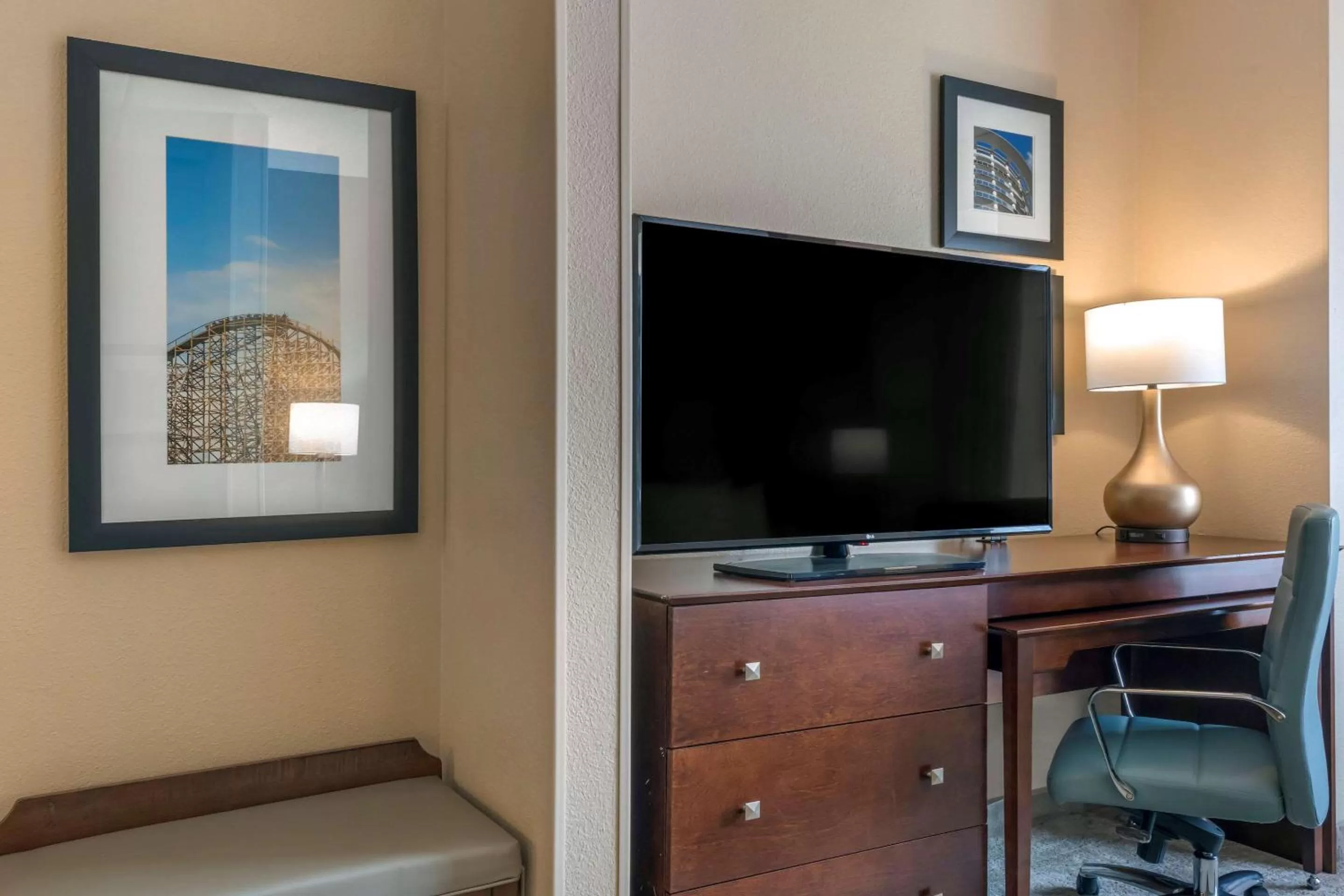 Photo of the whole room in Comfort Suites Near Universal Orlando Resort