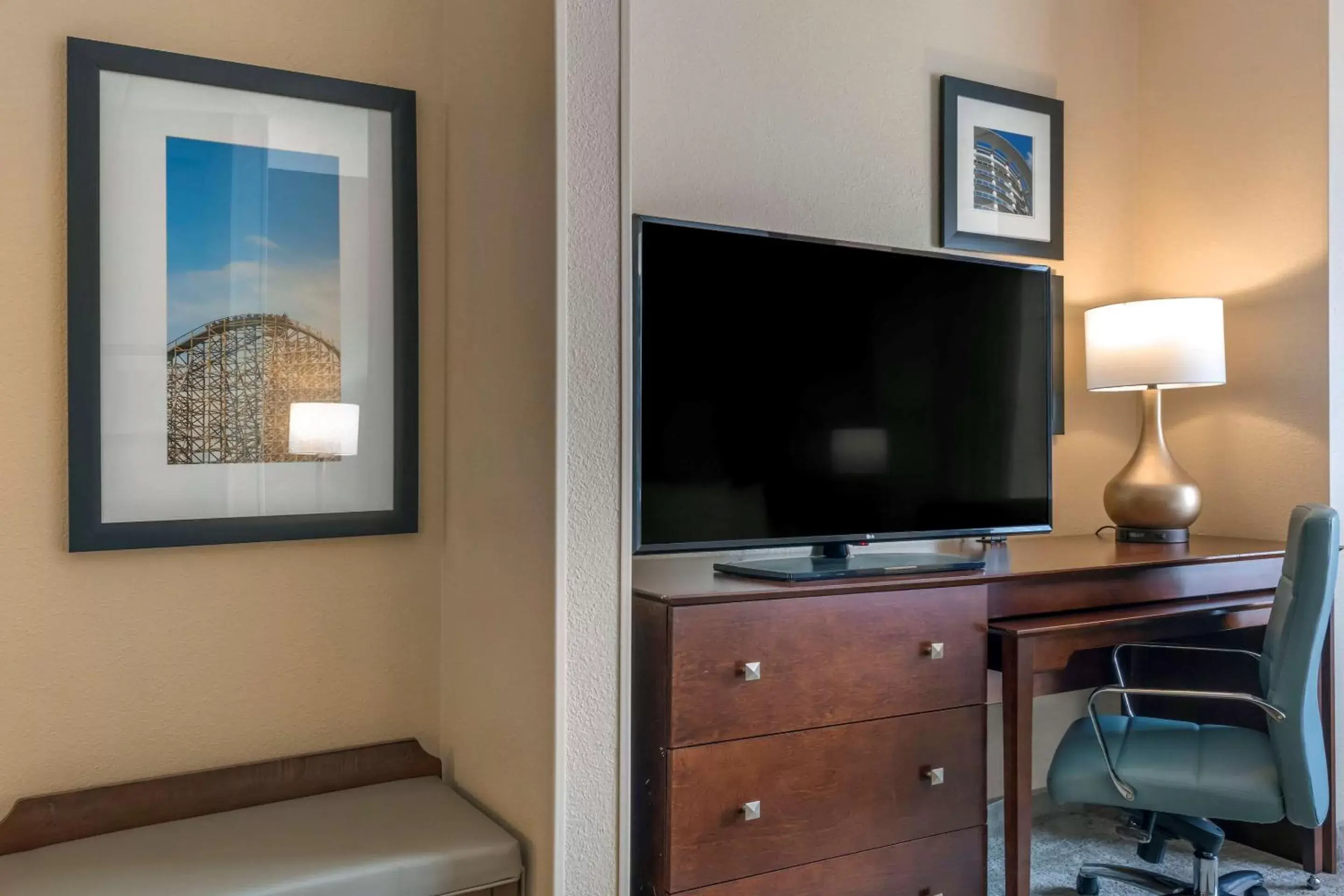 Photo of the whole room, TV/Entertainment Center in Comfort Suites Near Universal Orlando Resort