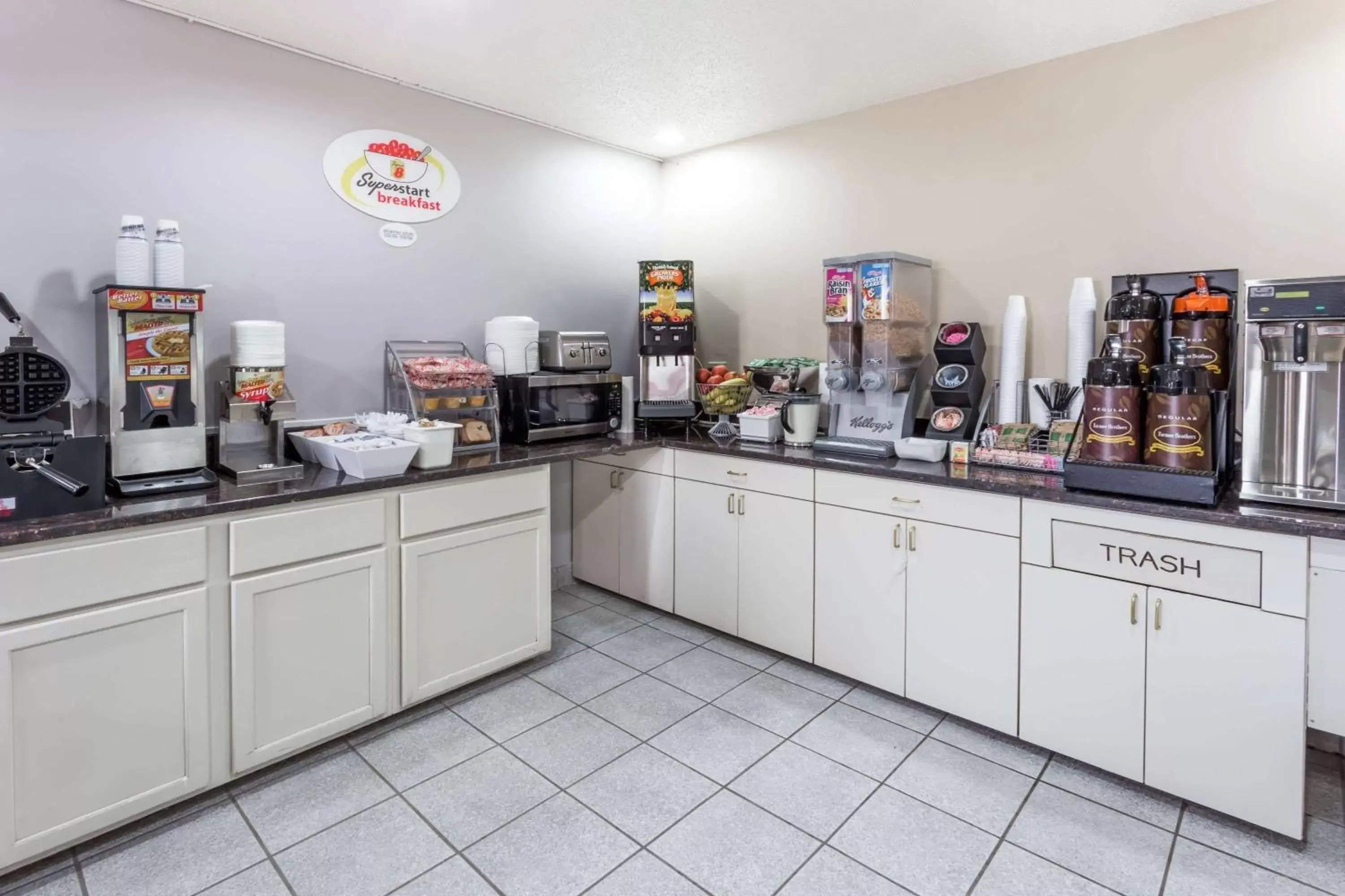 Restaurant/places to eat, Kitchen/Kitchenette in Super 8 by Wyndham Mundelein/Libertyville Area