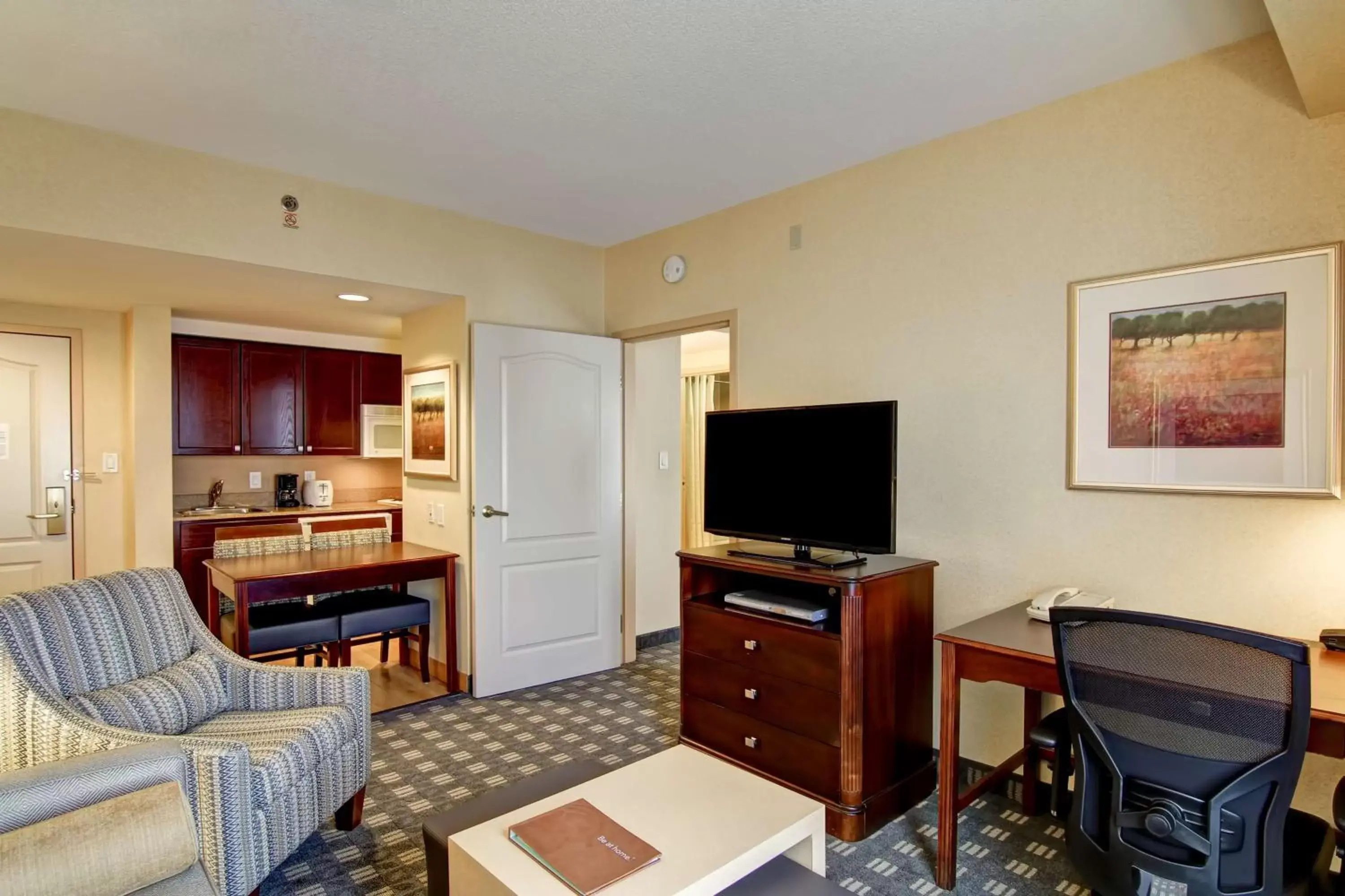 Bedroom, Seating Area in Homewood Suites by Hilton Toronto-Mississauga