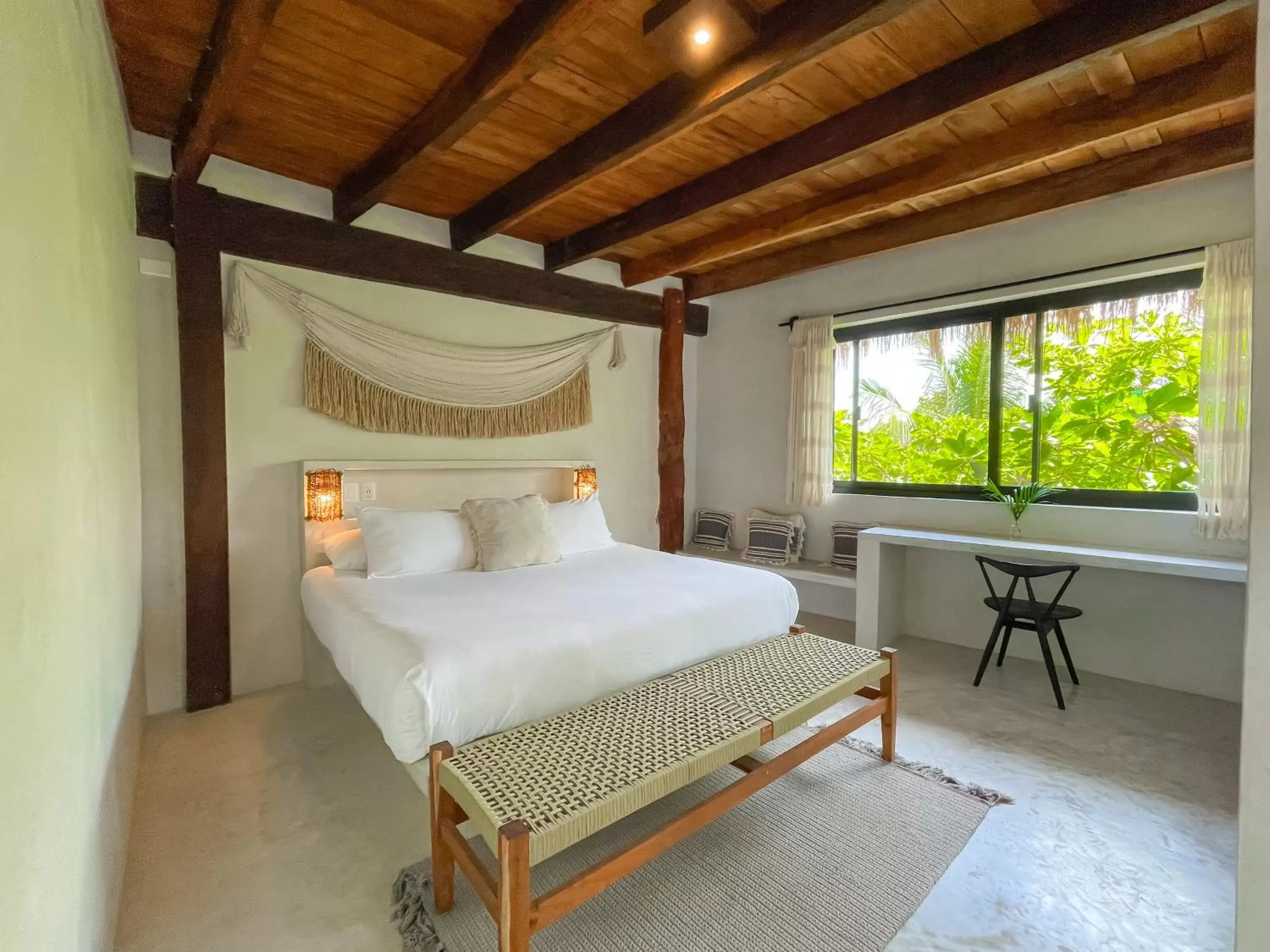 Photo of the whole room, Bed in Amansala Resort