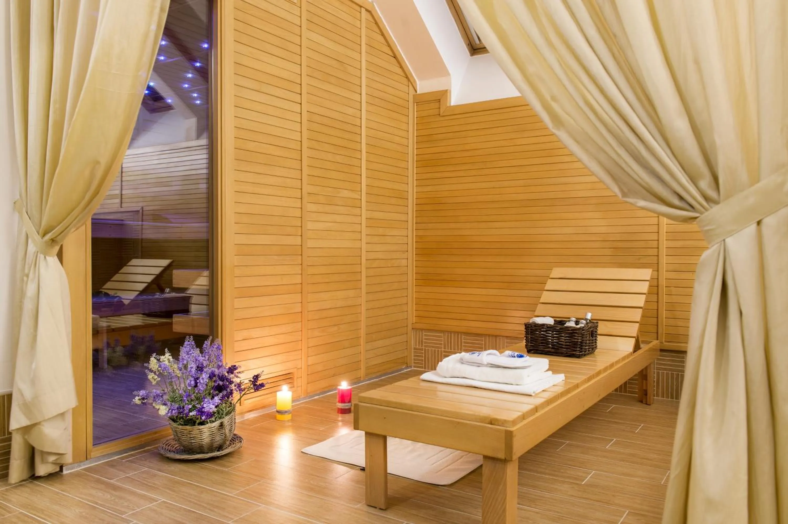 Hot Tub in Boutique Hotel Seven Days