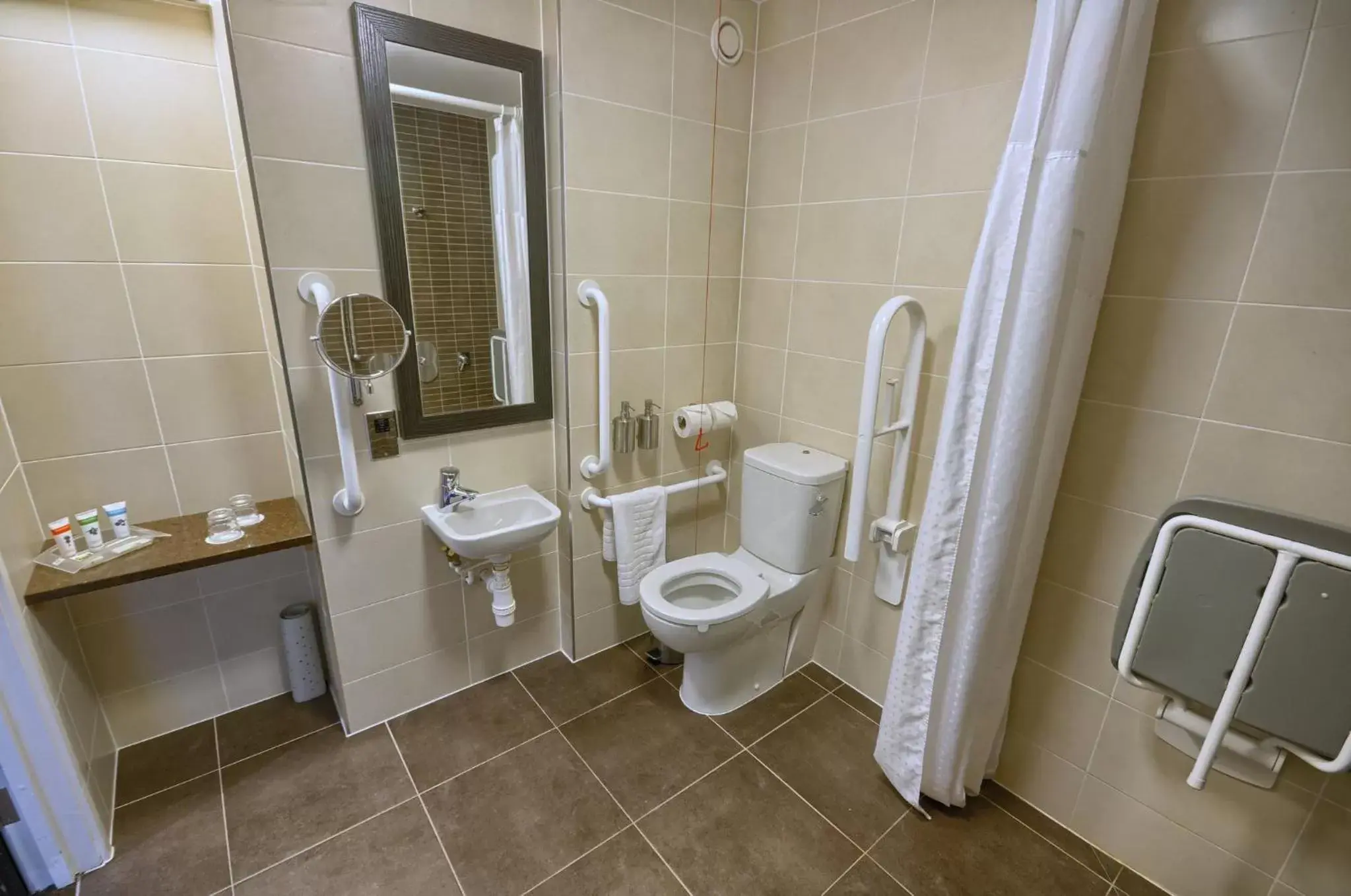 Bathroom in Holiday Inn London Gatwick - Worth, an IHG Hotel