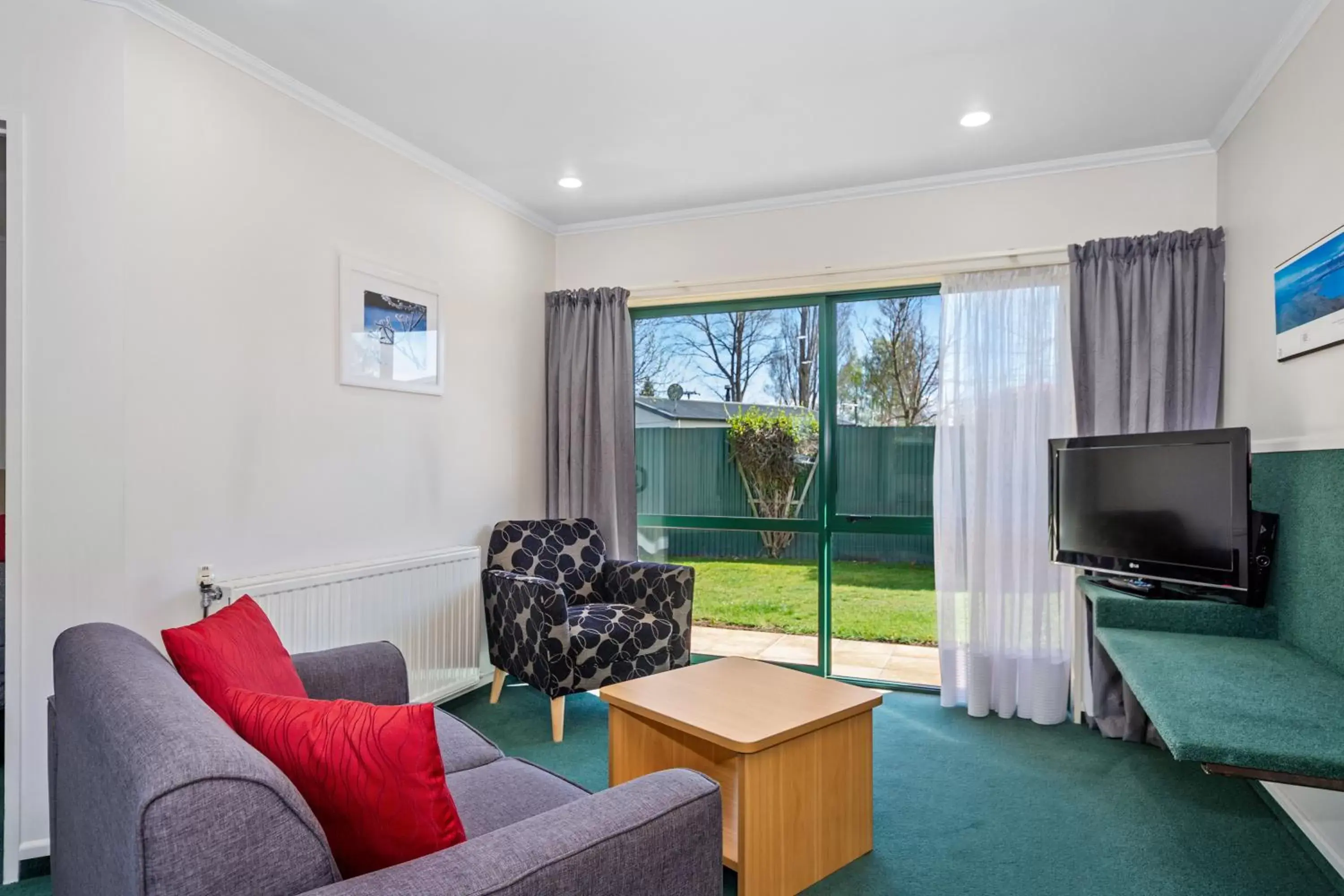 Living room, Seating Area in The Lakes Motel