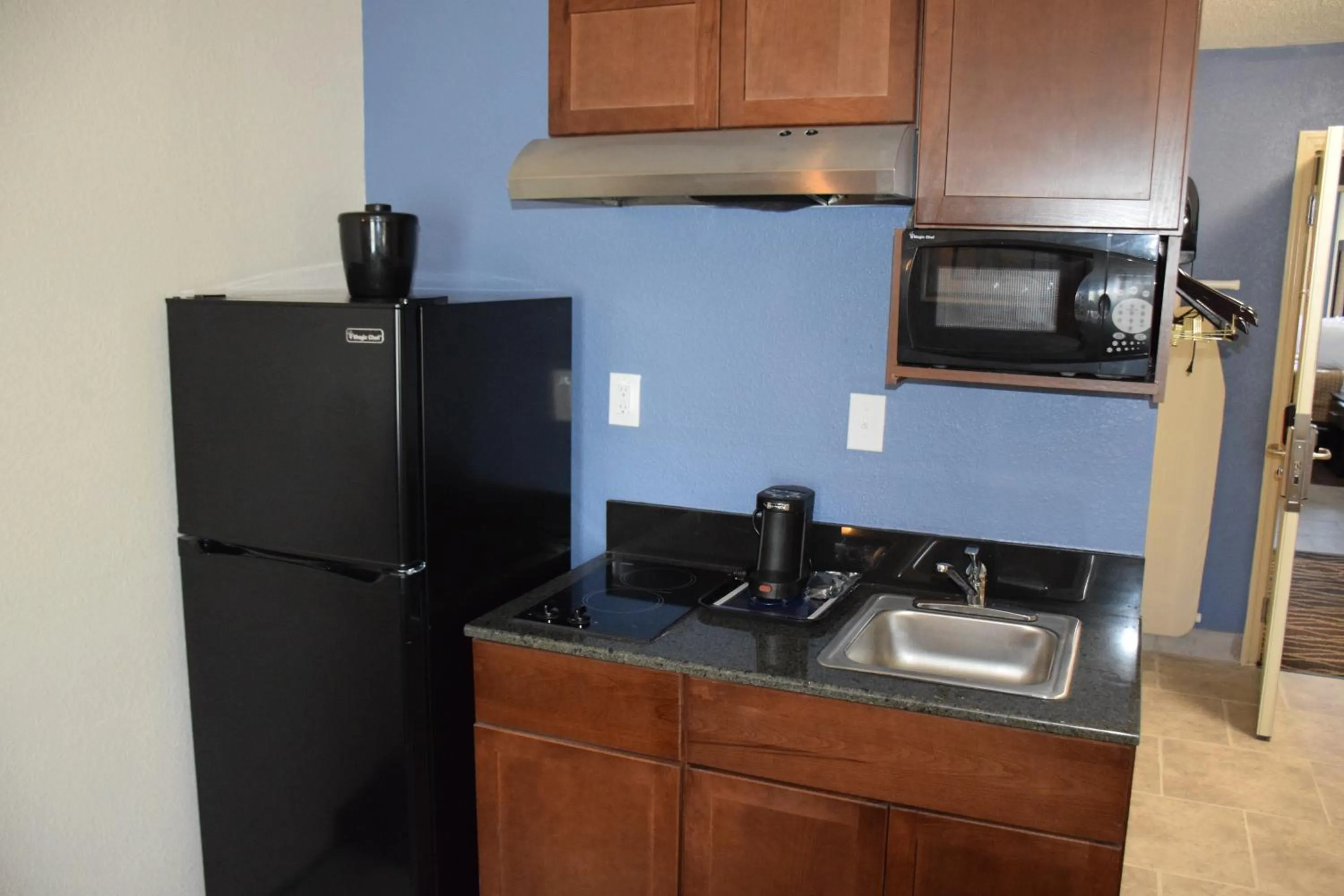 Kitchen or kitchenette in Hawthorn Suites by Wyndham Columbia