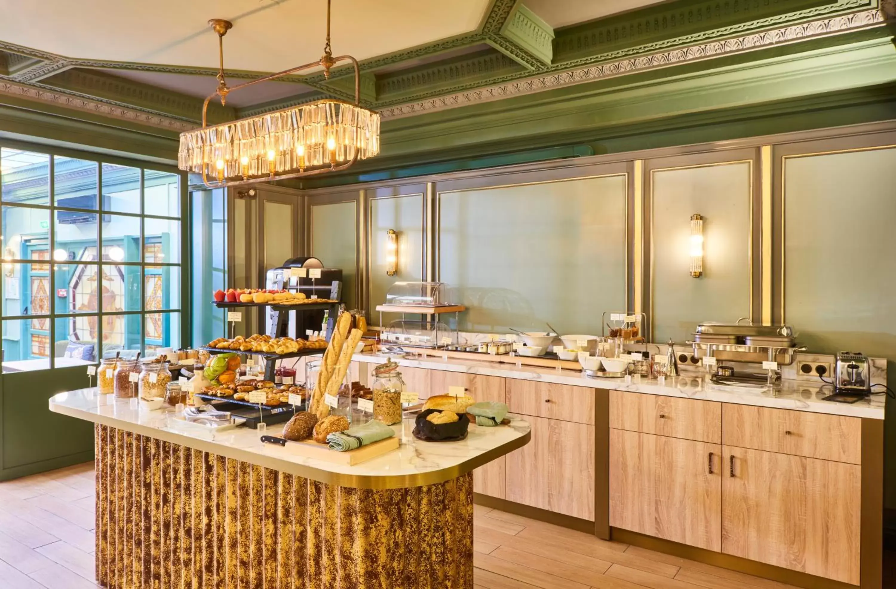 Buffet breakfast in Hotel Konti Bordeaux by HappyCulture