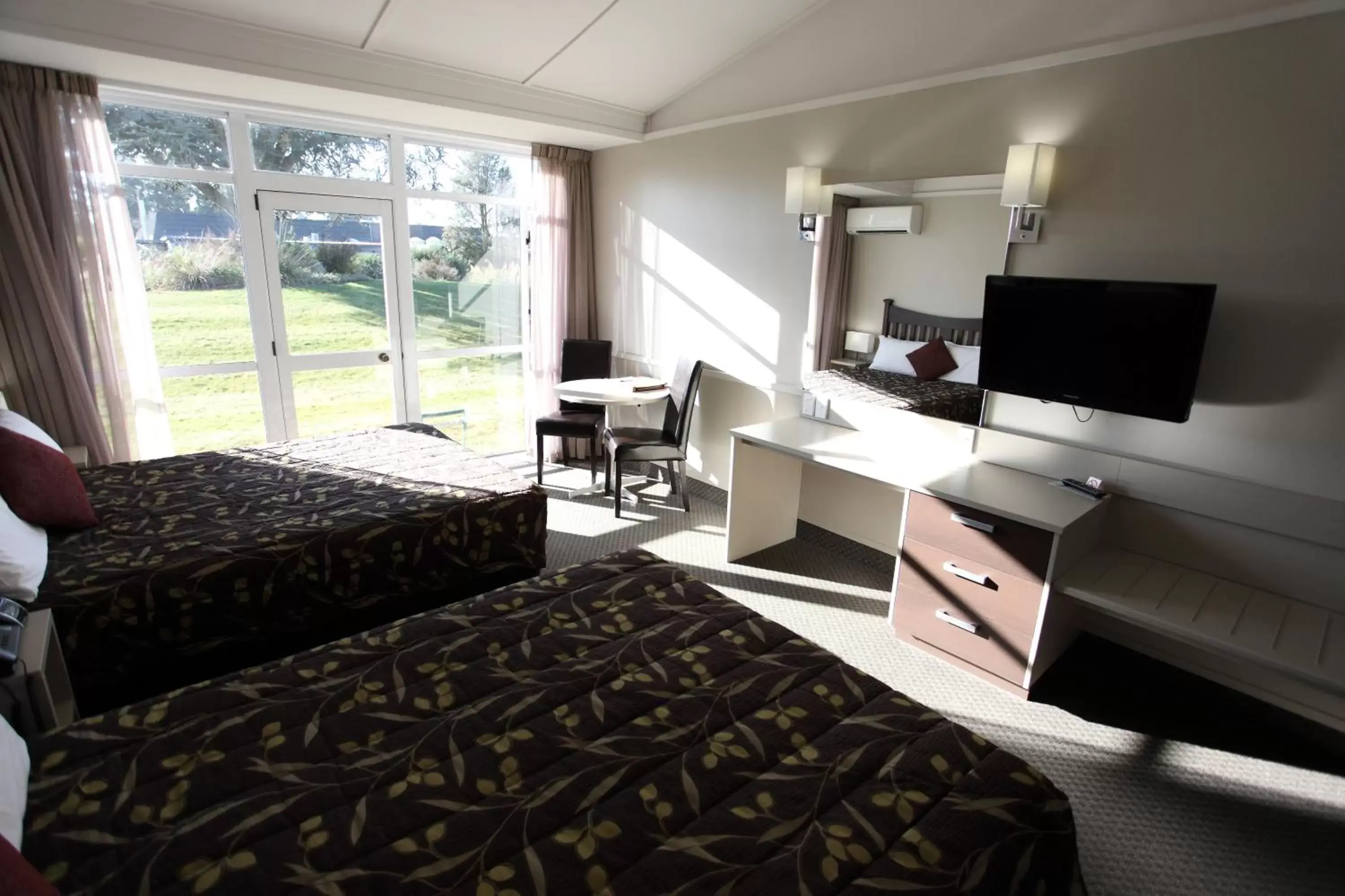 Day, TV/Entertainment Center in Hotel Ashburton