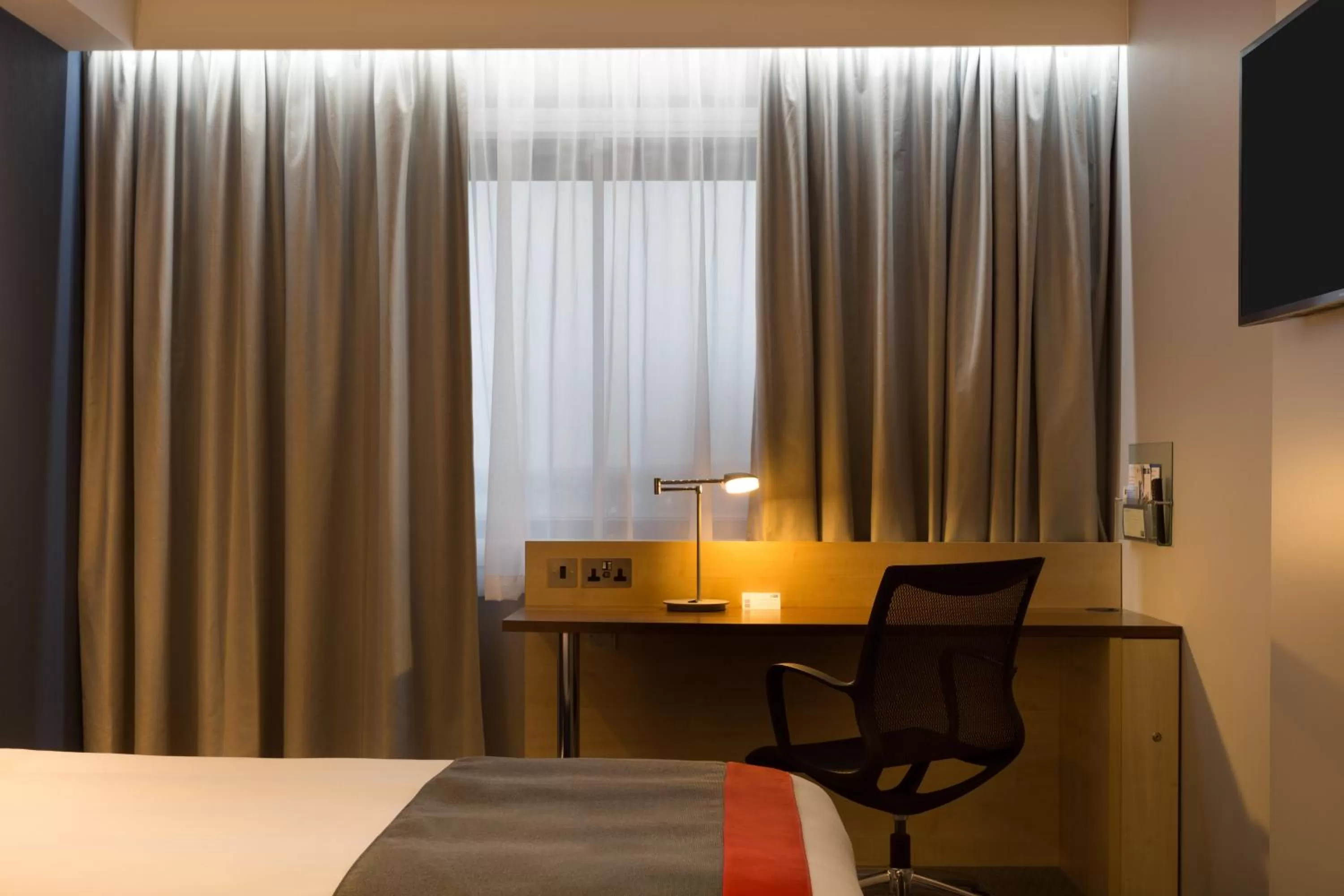 Photo of the whole room, Bed in Holiday Inn Express London - Watford Junction by IHG