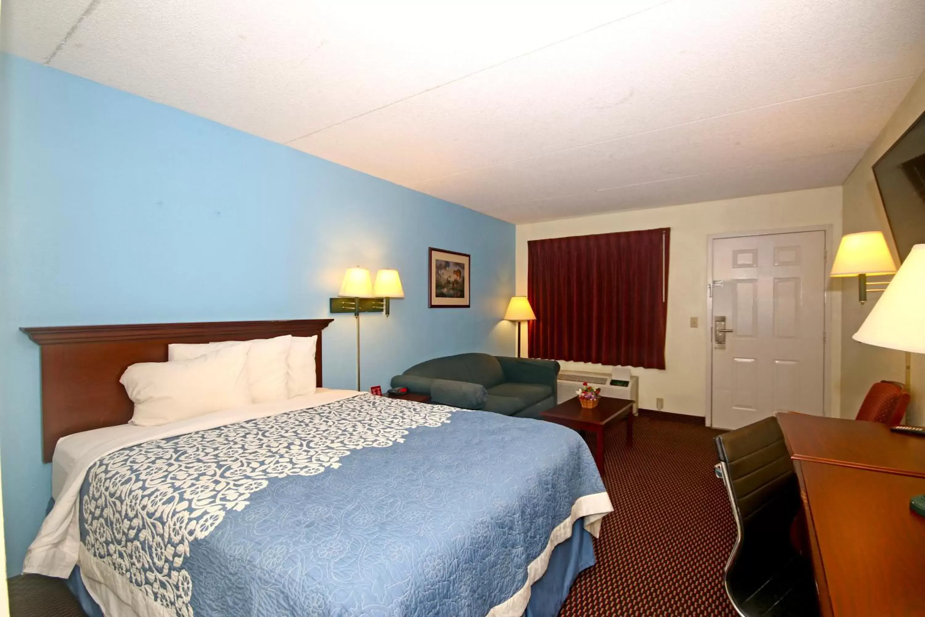 Bed in Hamilton Inn Jonesville I-77