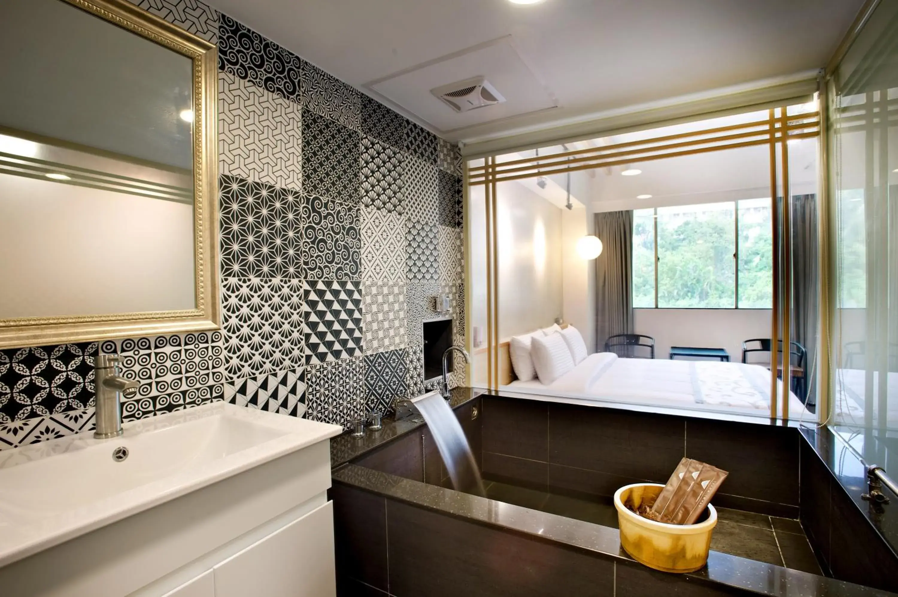 Photo of the whole room, Bathroom in Atami Hotel