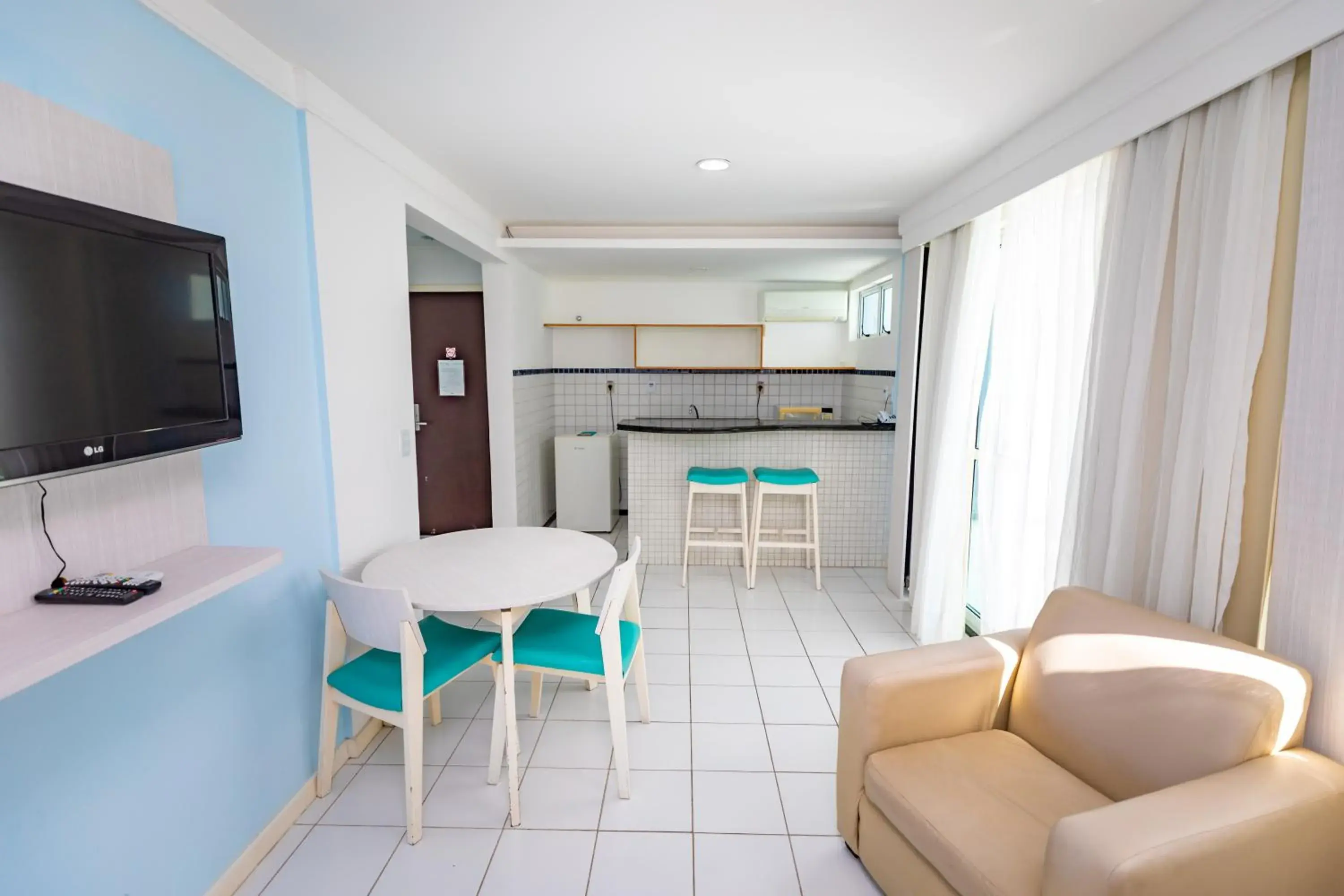 Kitchen or kitchenette, TV/Entertainment Center in Hotel Ponta Negra Beach Natal