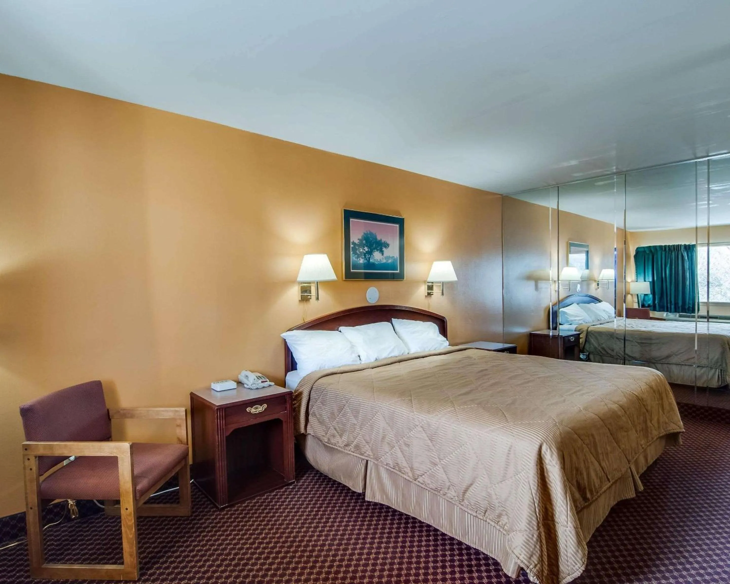 Photo of the whole room, Bed in Econo Lodge Near Bluefield College