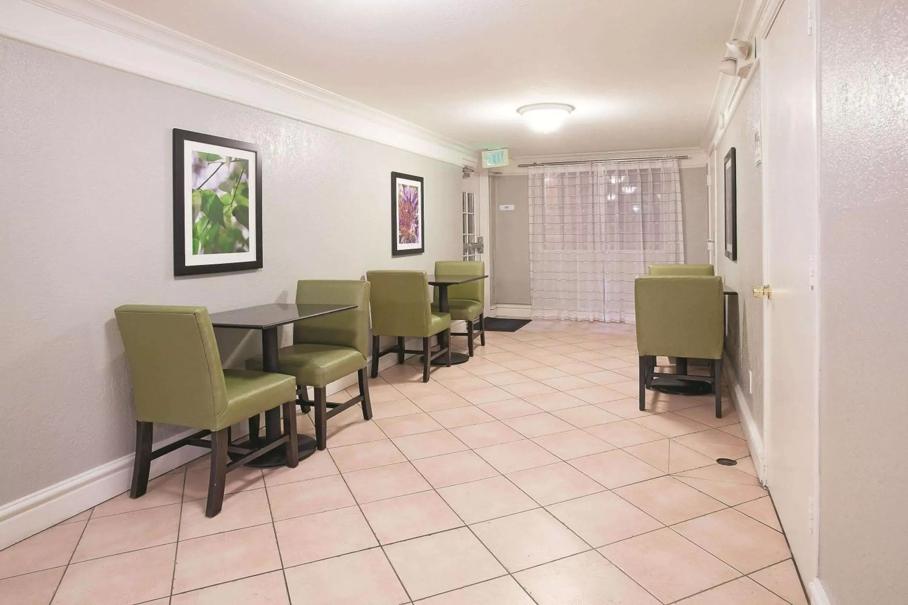 Lobby or reception, Seating Area in La Quinta Inn by Wyndham Salt Lake City Midvale
