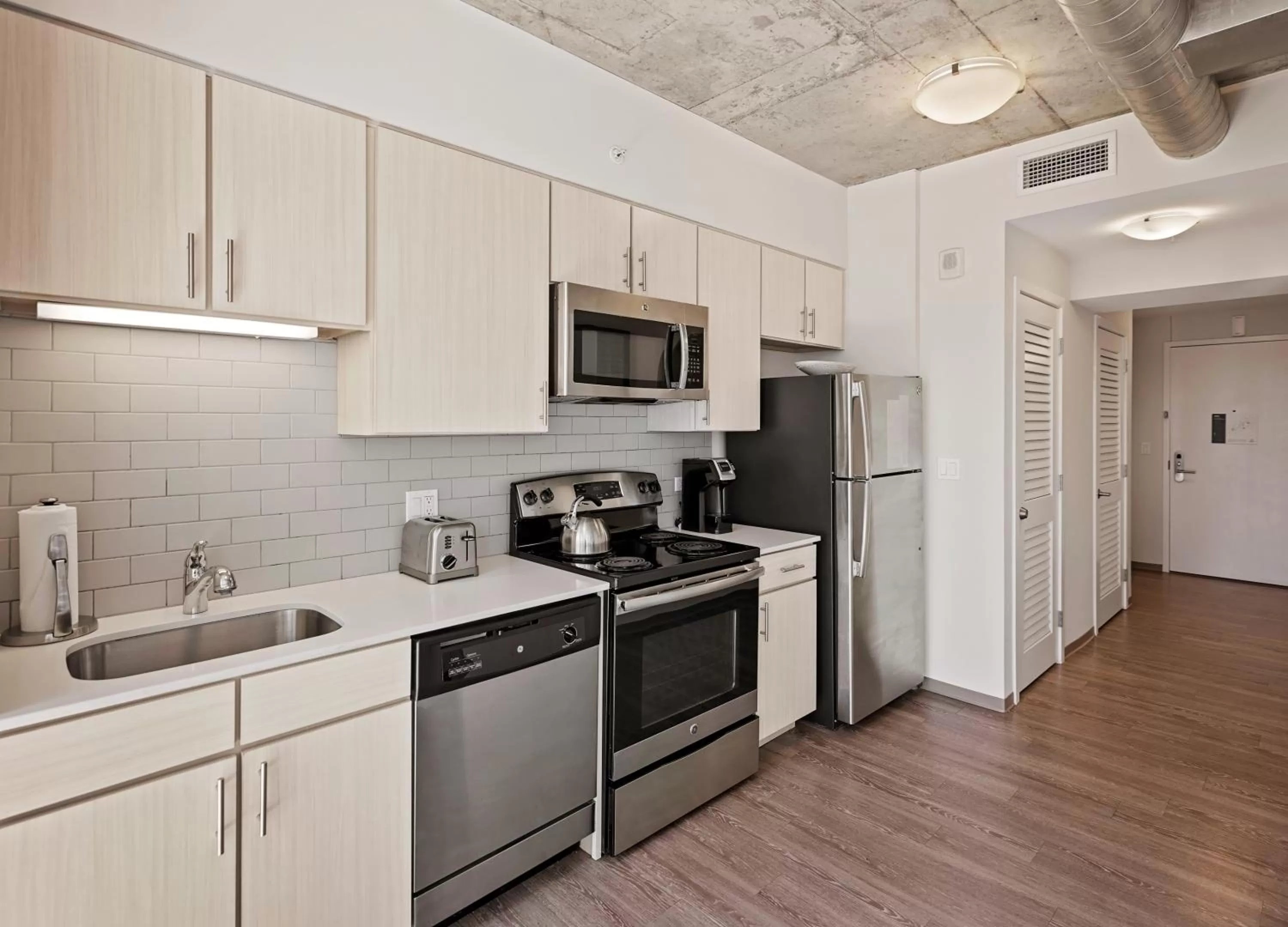 Kitchen or kitchenette in Placemakr Premier SoBro