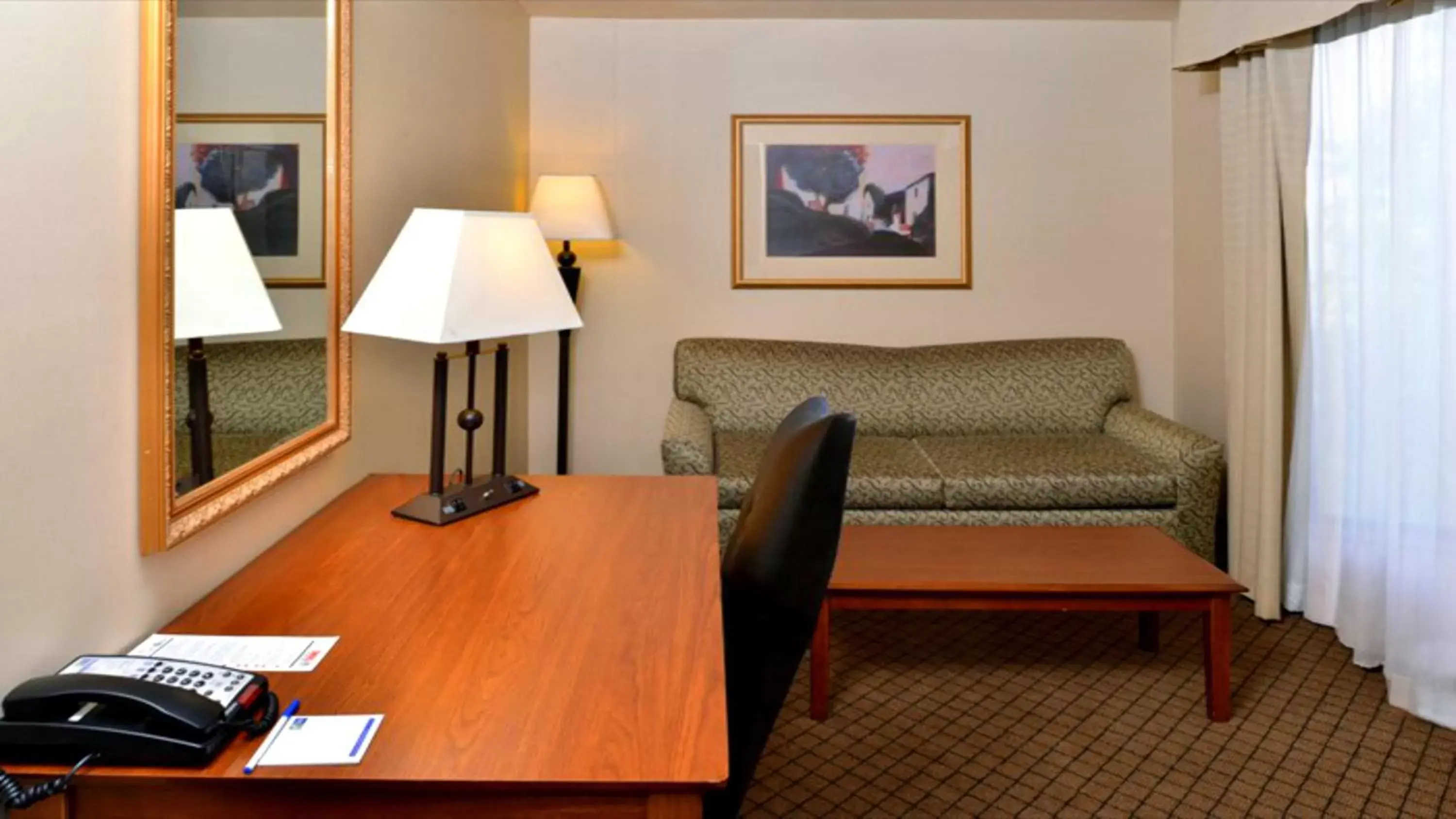 Photo of the whole room, Seating Area in Holiday Inn Express Hotel & Suites Lincoln-Roseville Area, an IHG Hotel