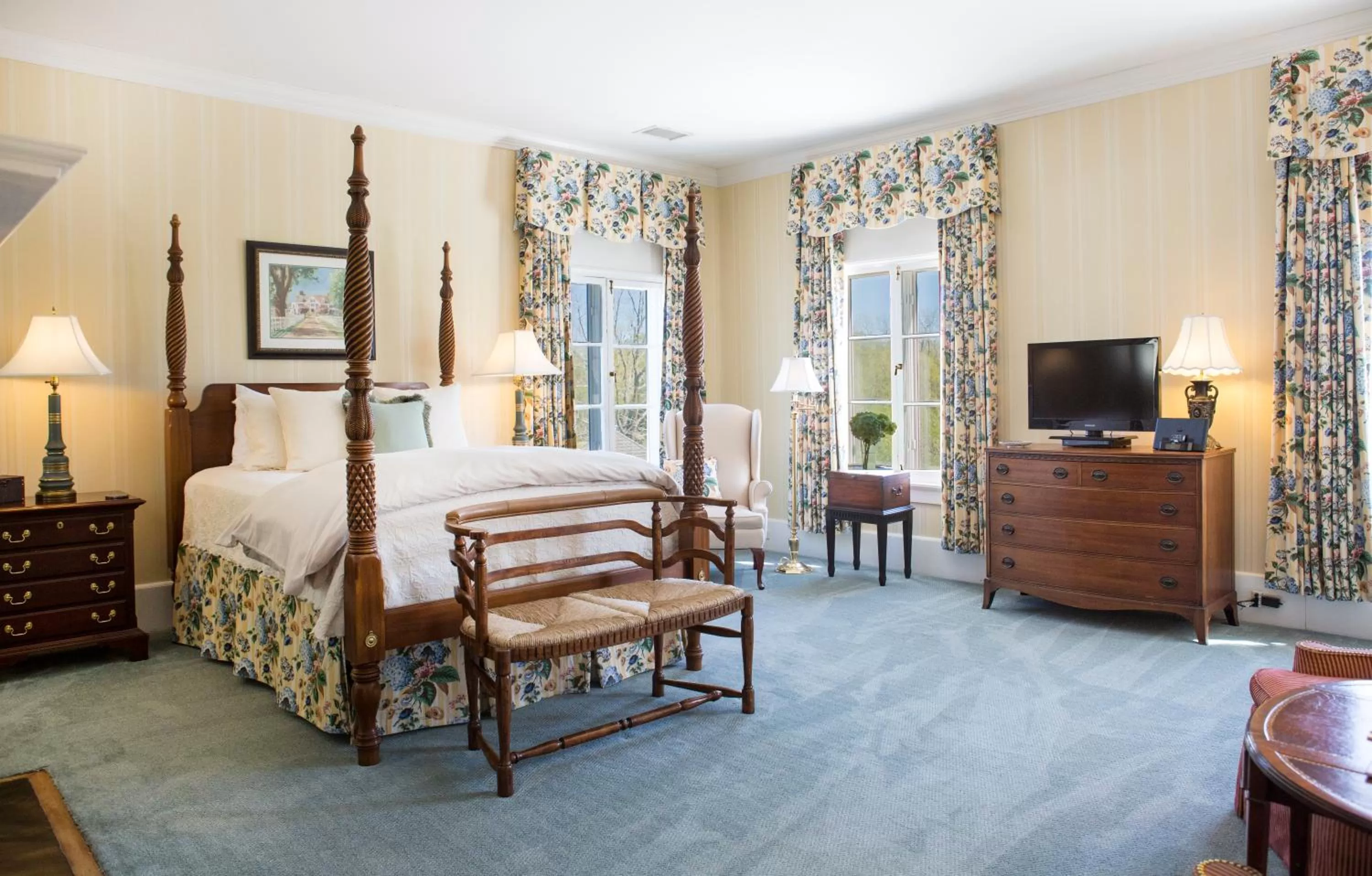 Bed in Inn at Warner Hall