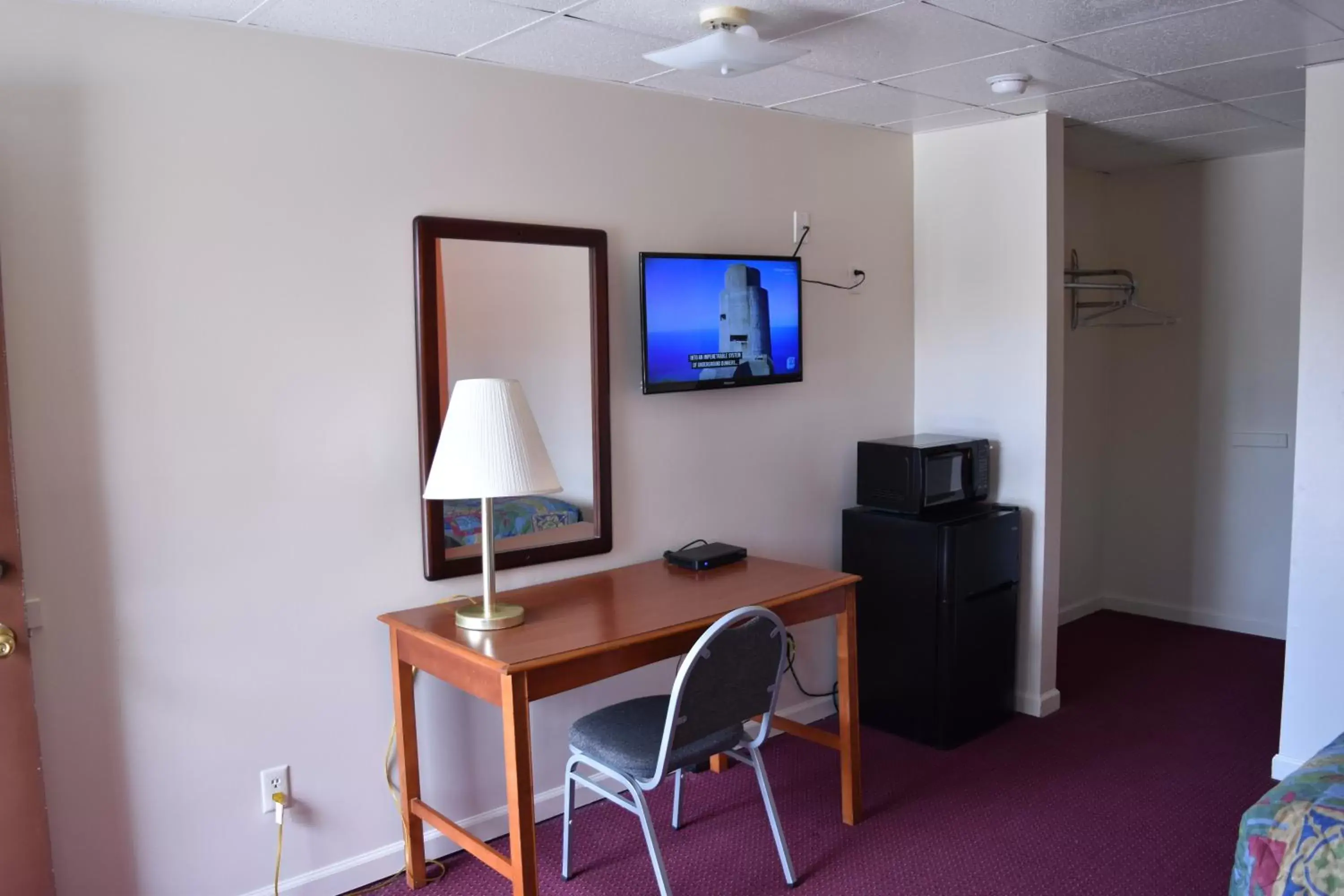 TV/Entertainment Center in PLYMOUTH MOTOR LODGE