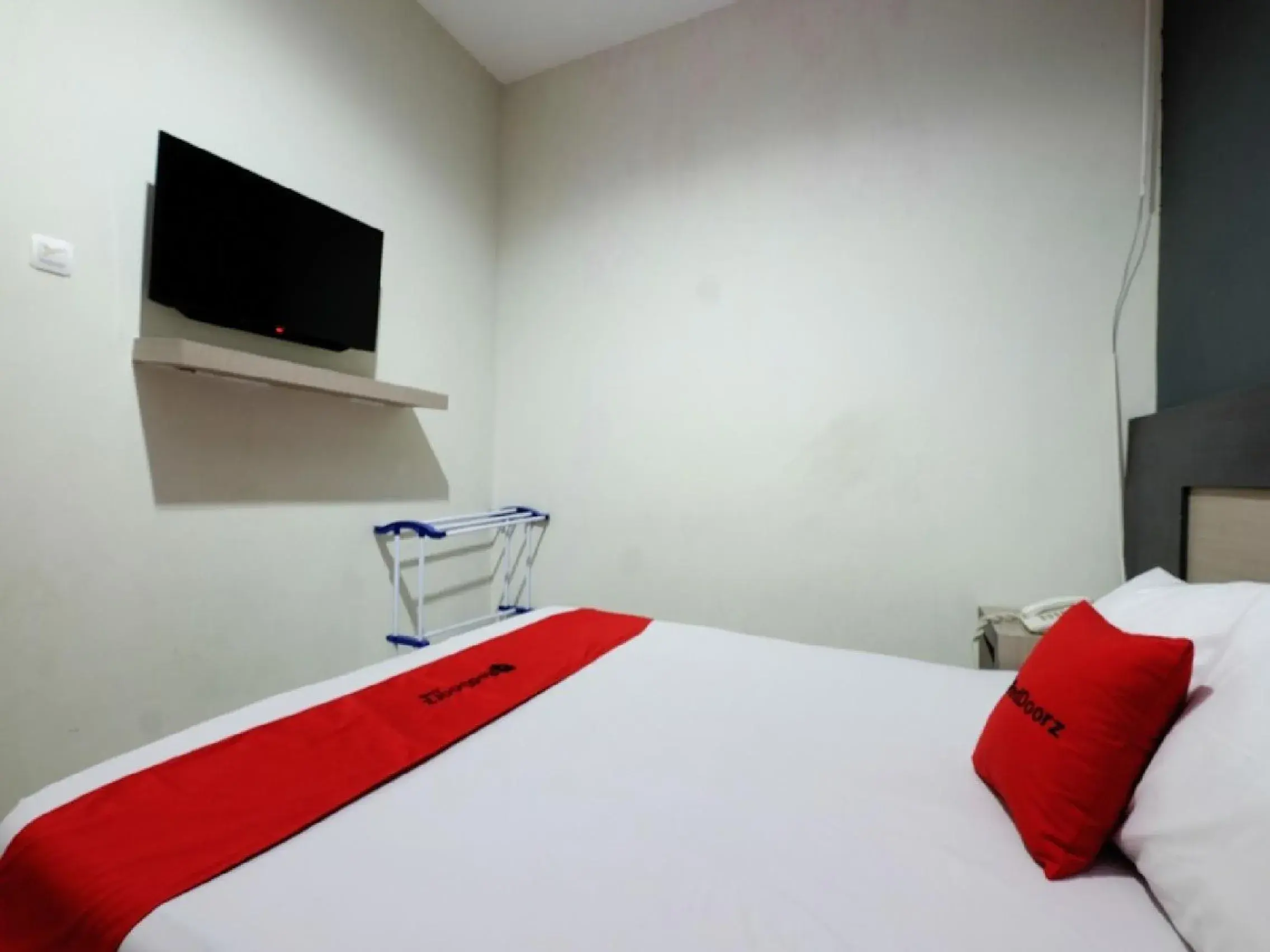 Bedroom, Bed in RedDoorz near Moro Mall Purwokerto