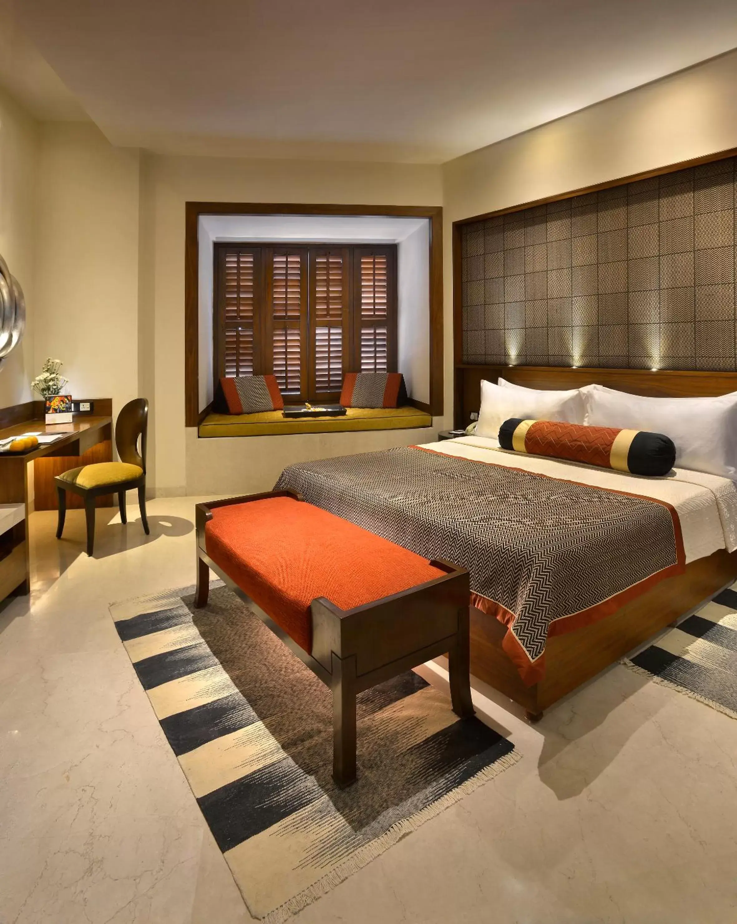 Photo of the whole room, Bed in The Lalit Great Eastern Kolkata