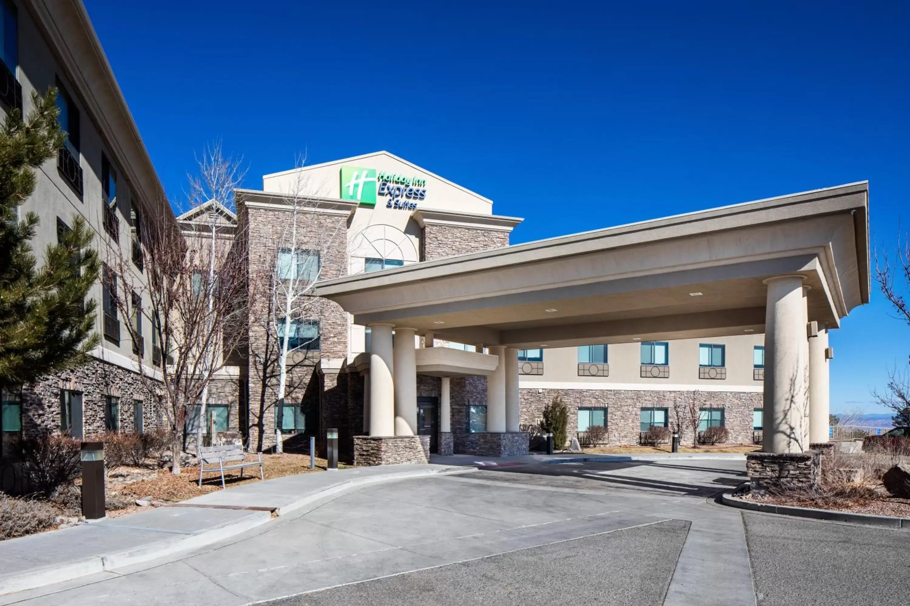 Property Building in Holiday Inn Express and Suites Los Alamos Entrada Park, an IHG Hotel