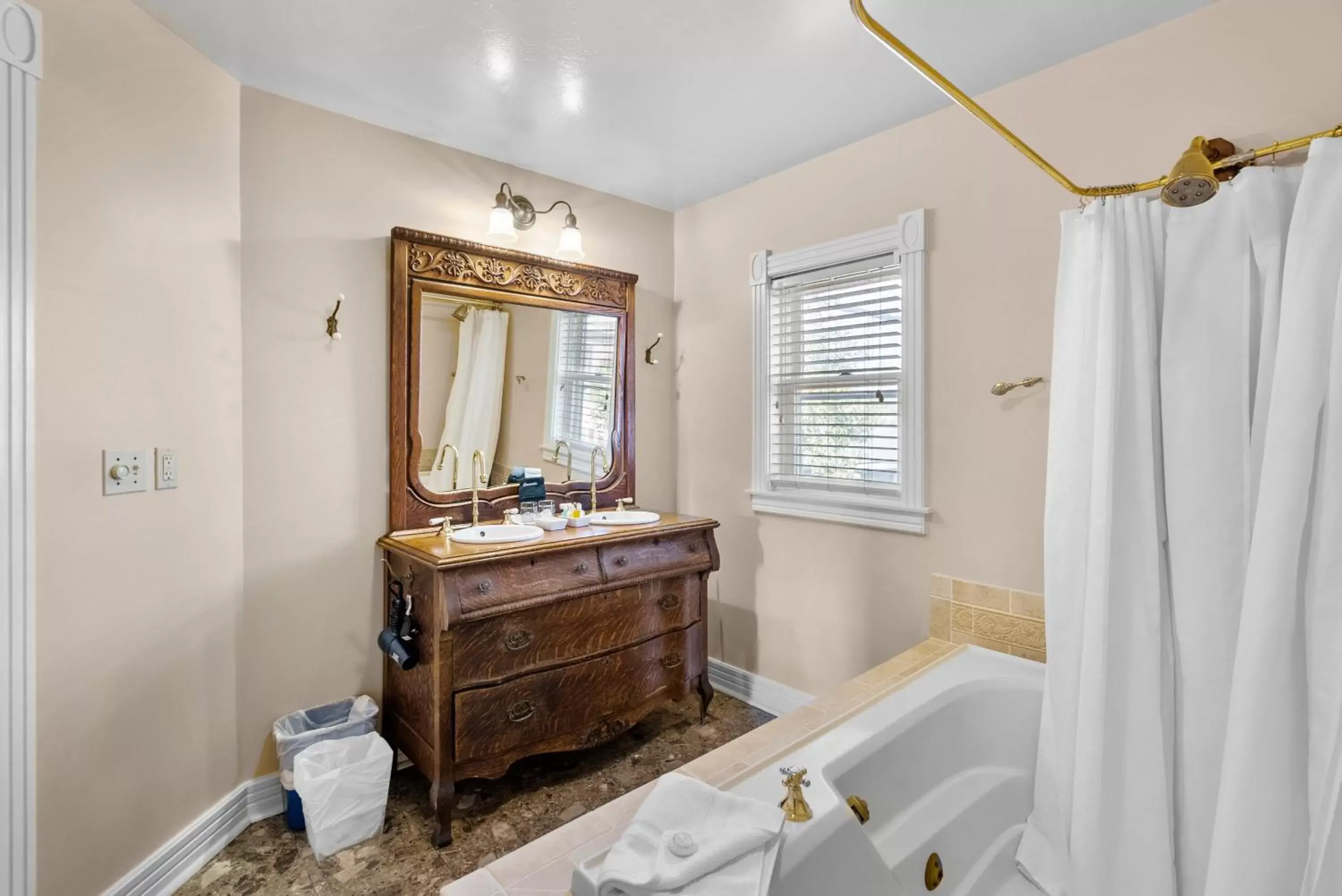 Bathroom in Hennessey House Bed and Breakfast