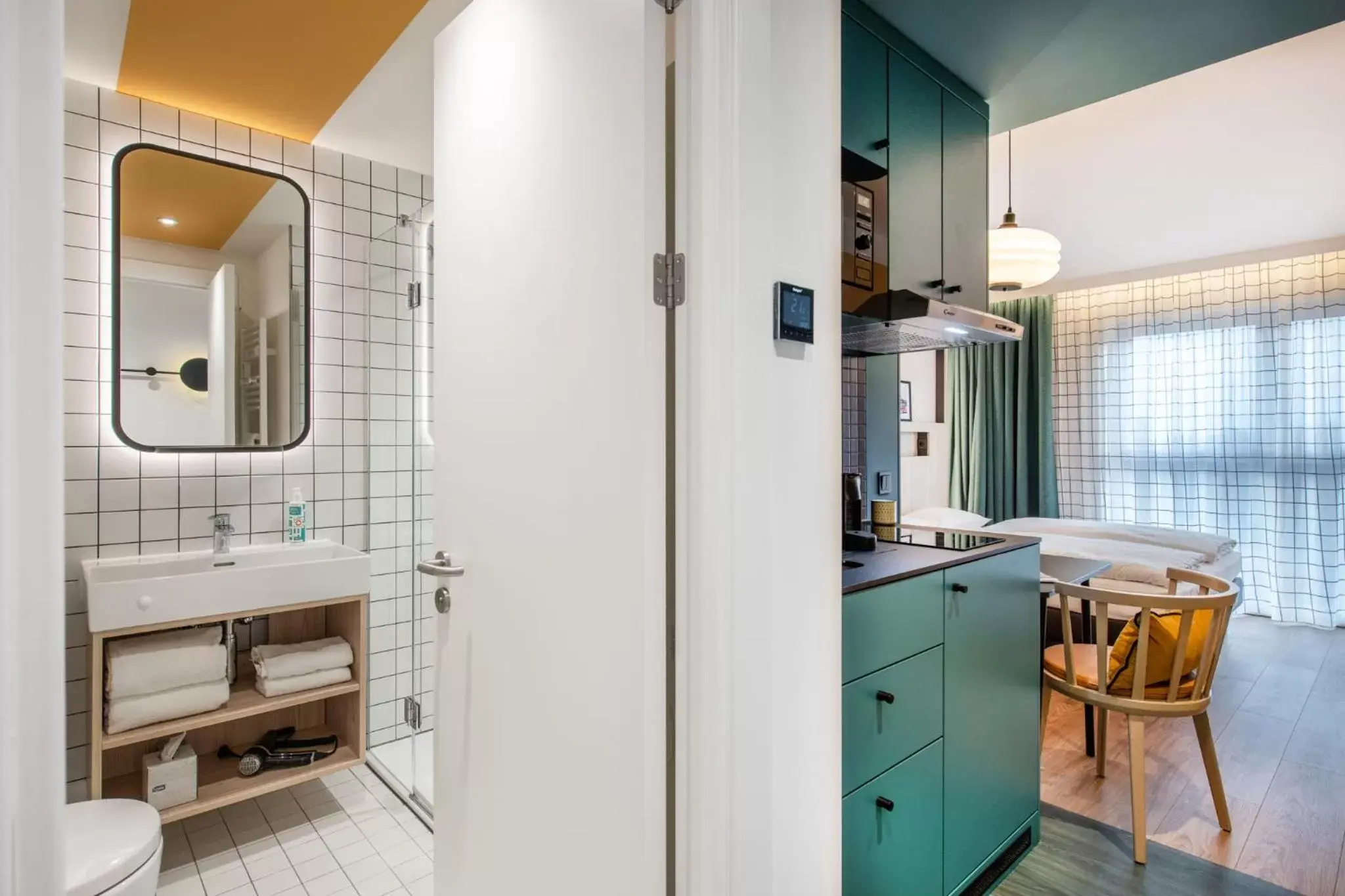 Bathroom, Kitchen/Kitchenette in Aparthotel Adagio access Hamburg