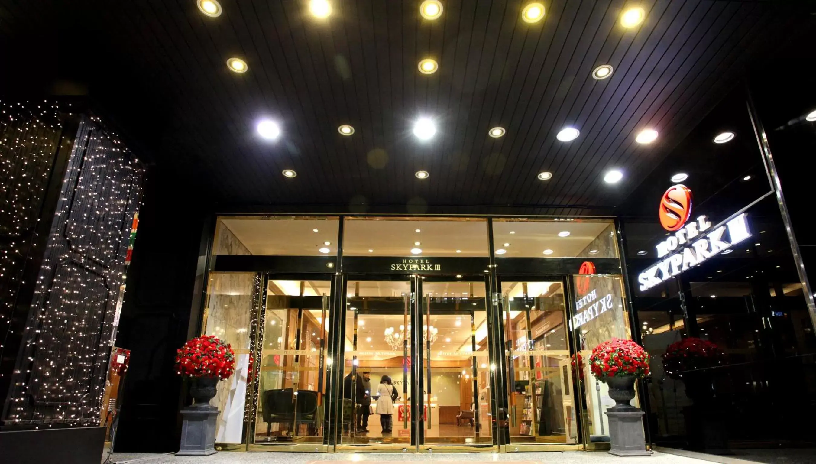 Facade/entrance in Hotel Skypark Myeongdong 3