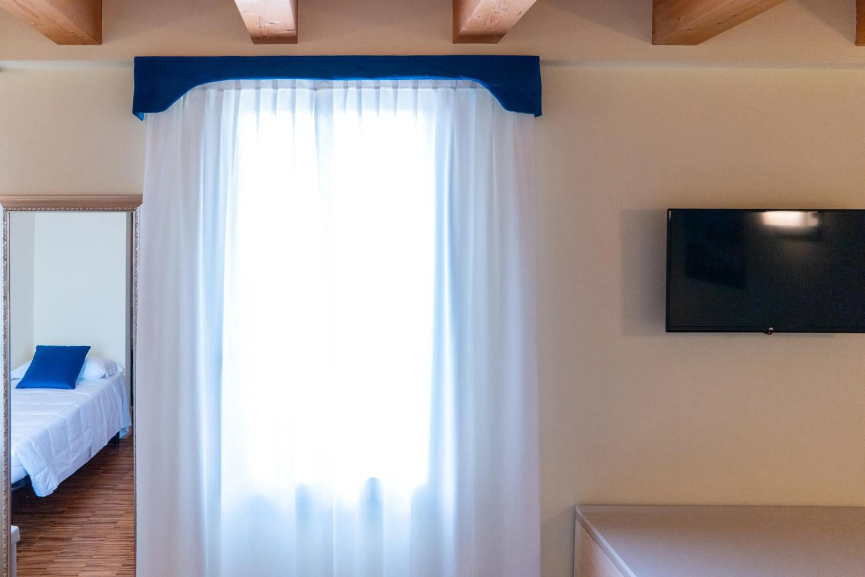 TV and multimedia in Hotel Autoespresso Venice - Atika & Atif