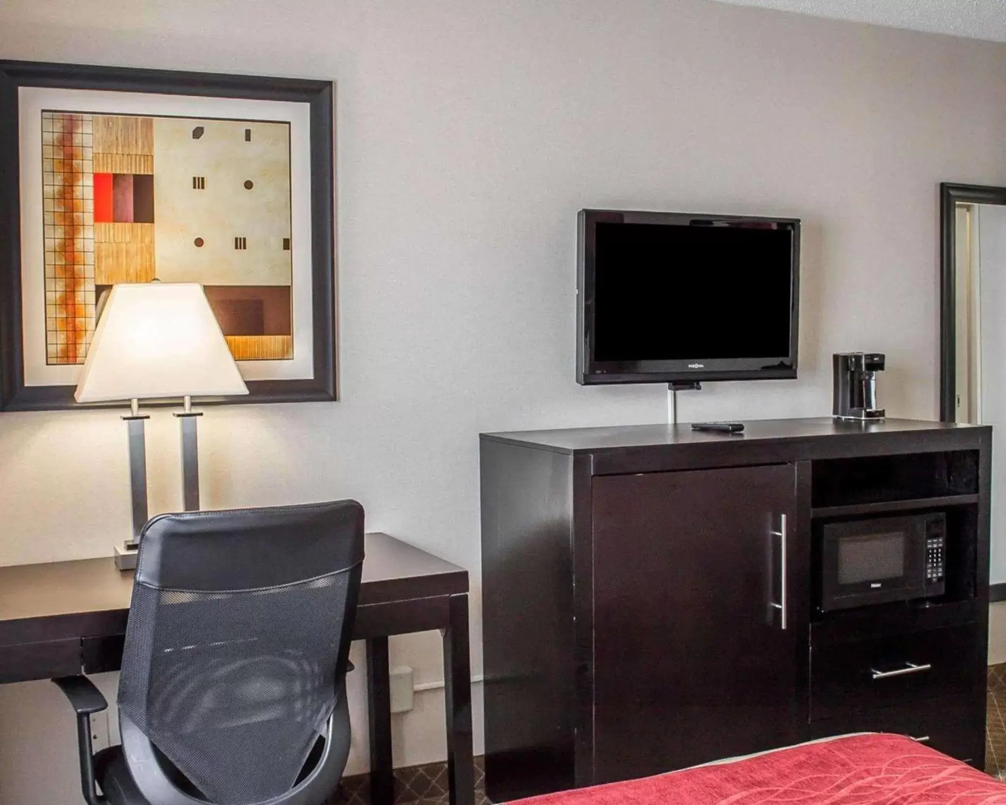 Photo of the whole room, TV/Entertainment Center in Norwood Inn & Suites Columbus