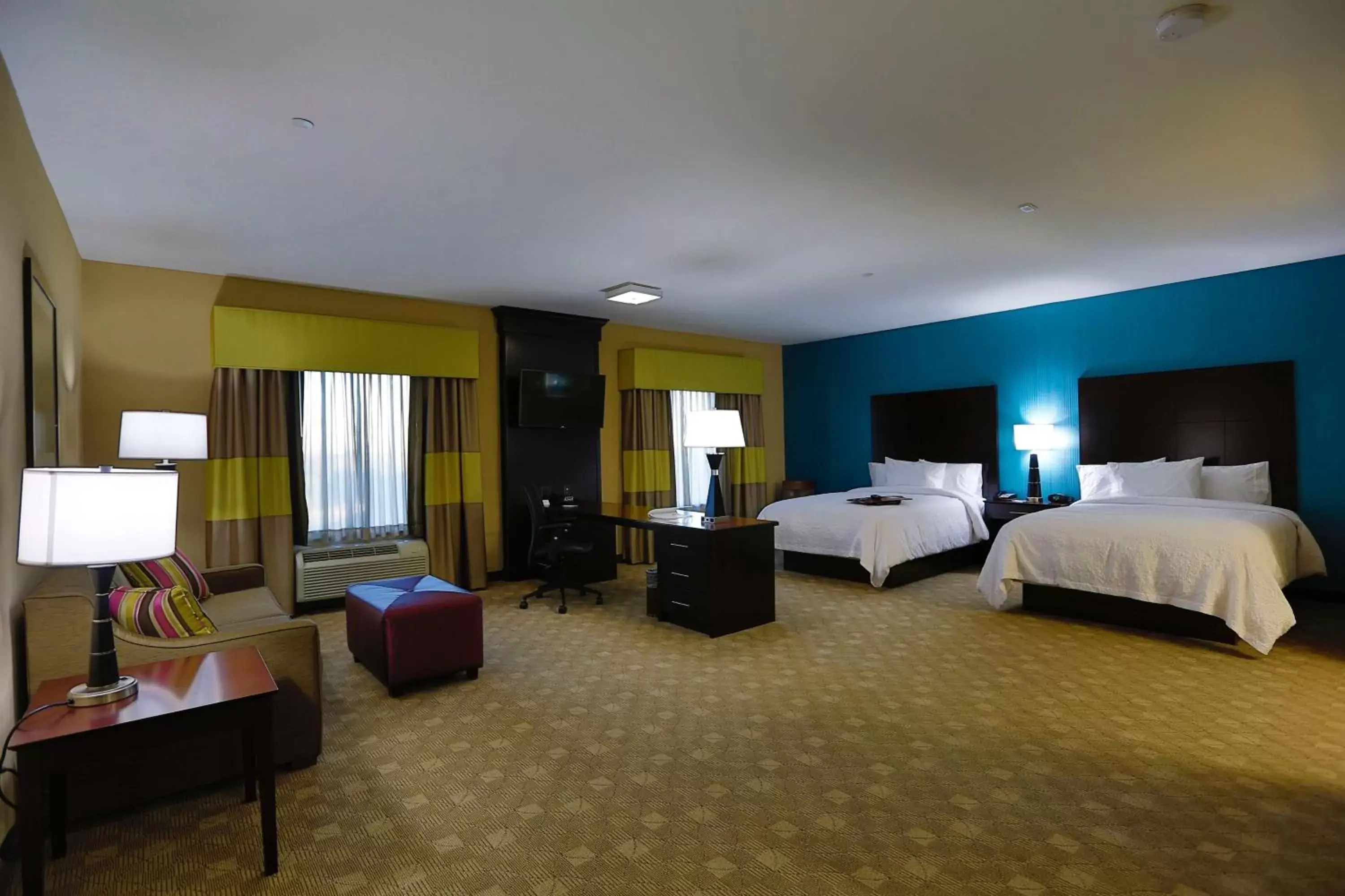 Bed in Hampton Inn and Suites Missouri City