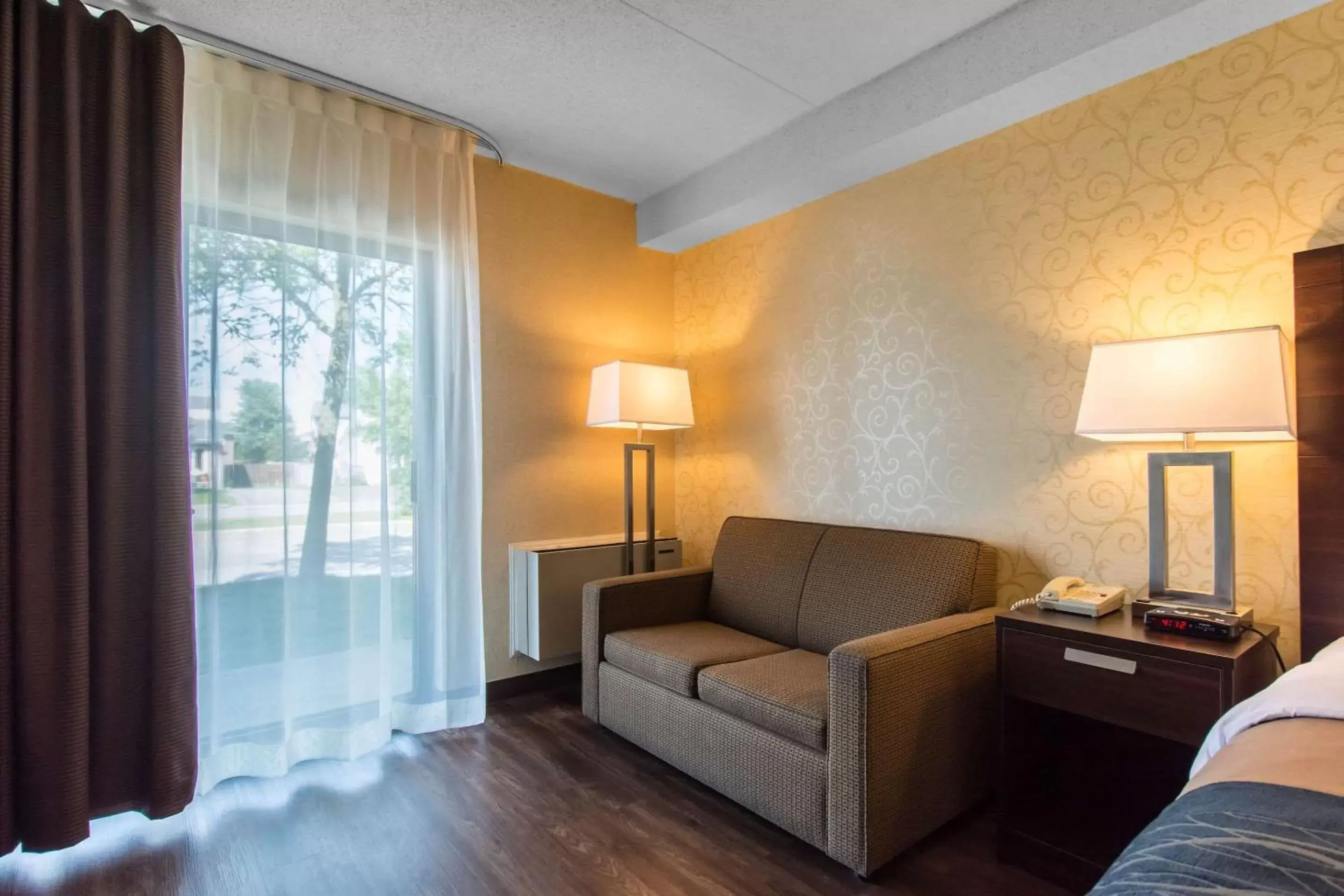 Bed, Seating Area in Comfort Inn Trois-Rivieres