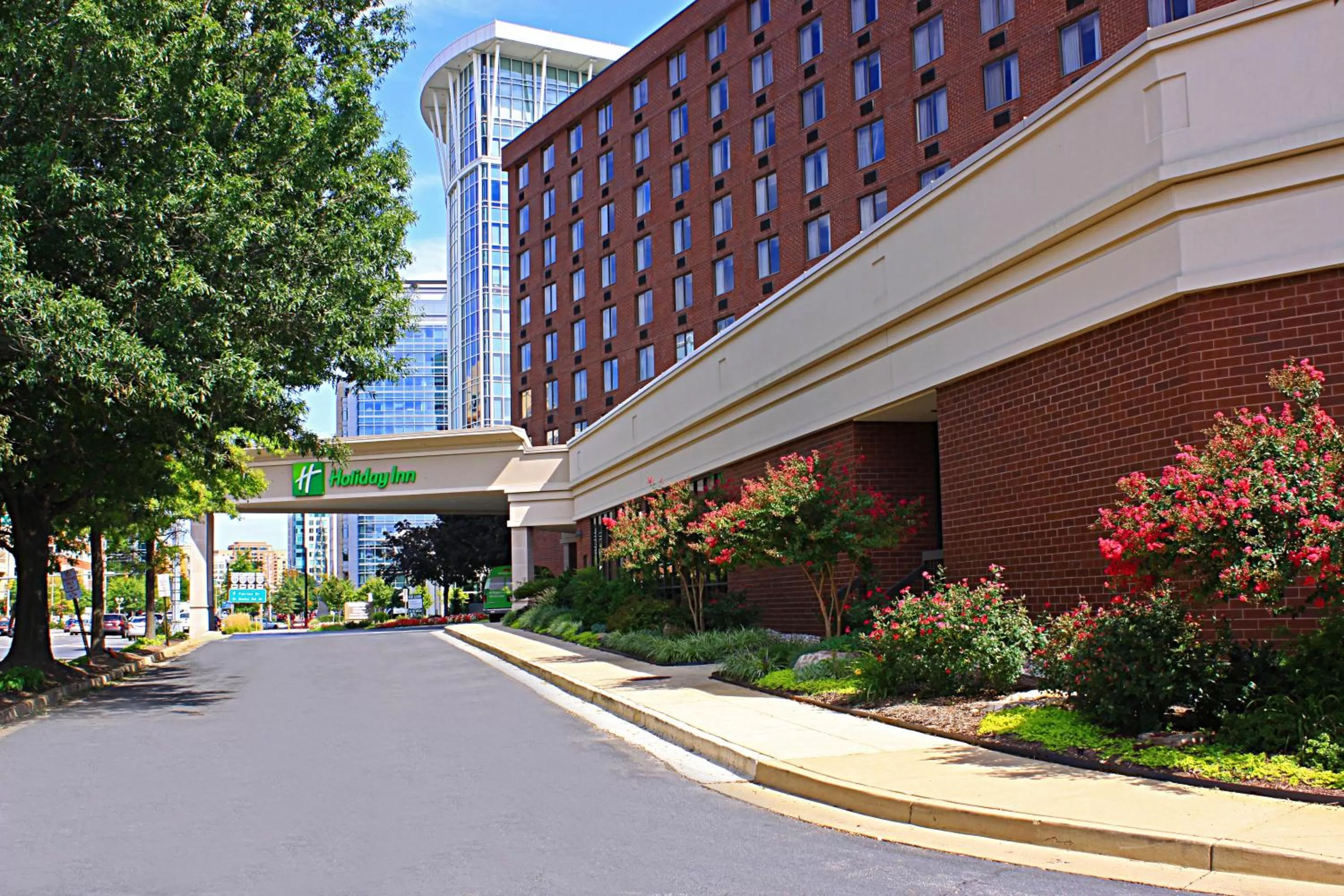 Property building in Holiday Inn Arlington at Ballston by IHG