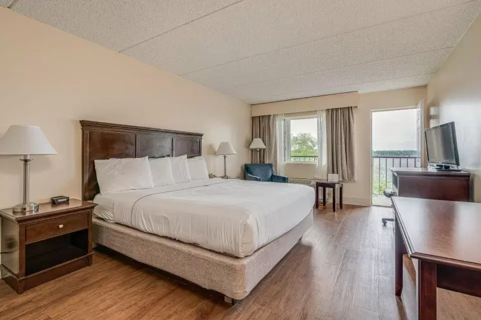 King Room - River View with Spa Bath in Bonnie Castle Resort & Marina King Room - River View with Spa Bath in Bonnie Castle Resort & Marina