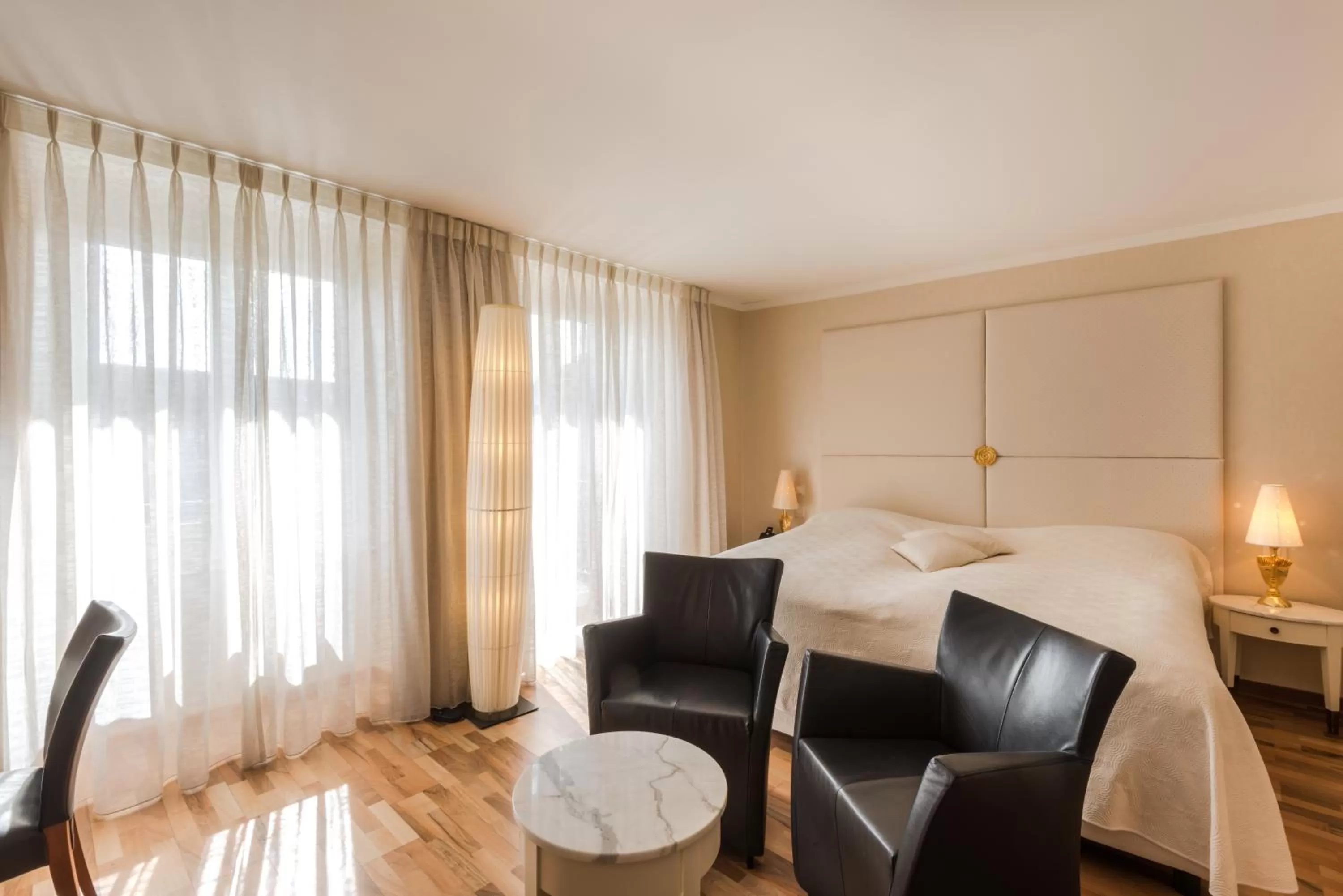 Photo of the whole room, Bed in Hotel des Balances