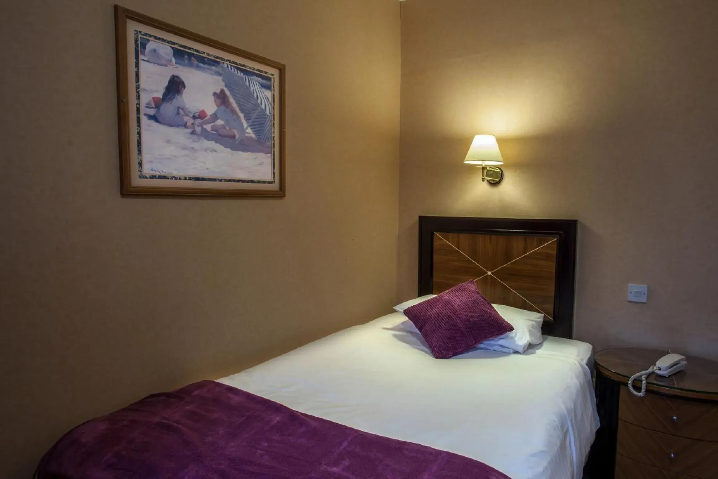 Bedroom, Bed in Trecarn Hotel