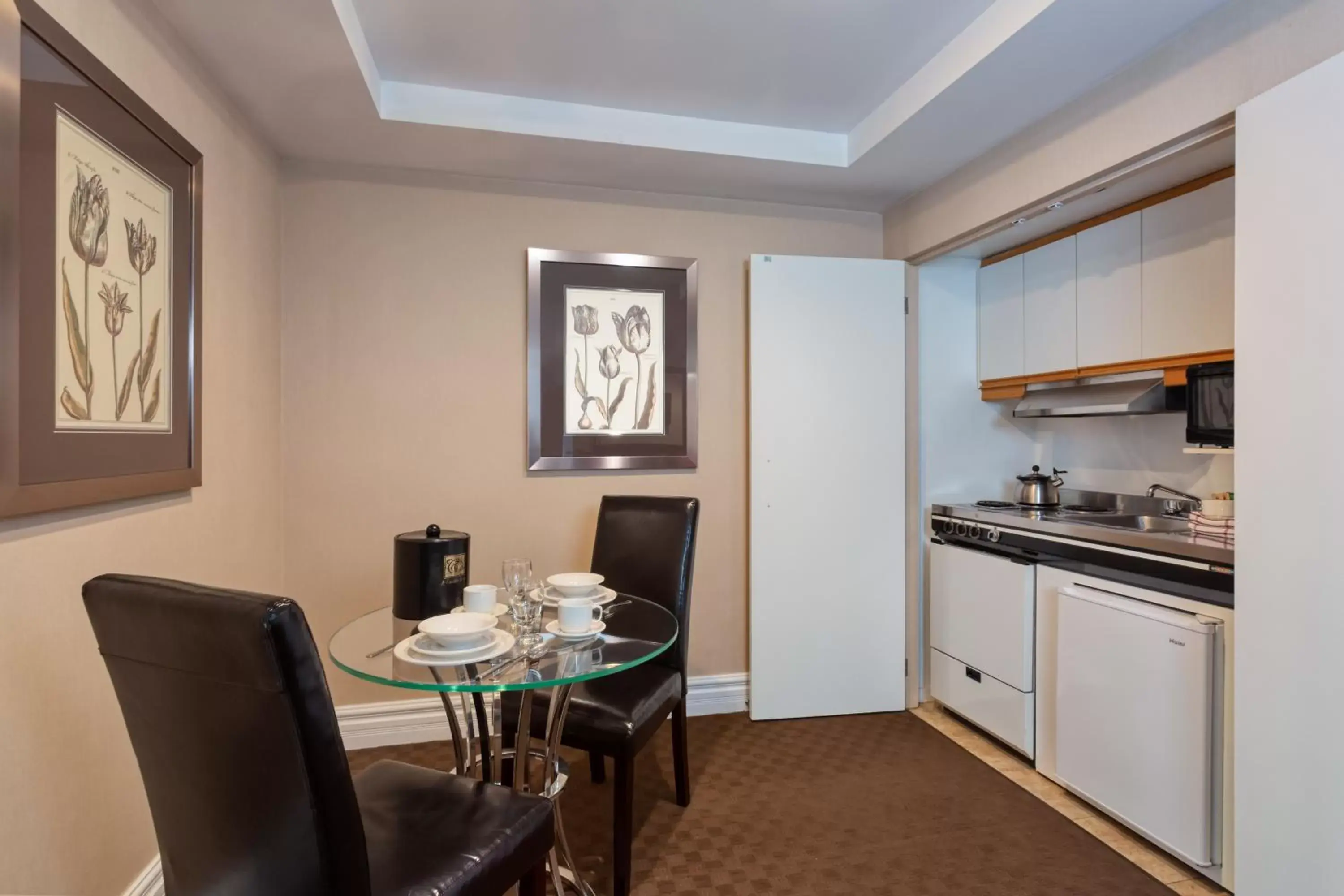 Kitchen or kitchenette, Dining Area in Hôtel Le Cantlie Suites