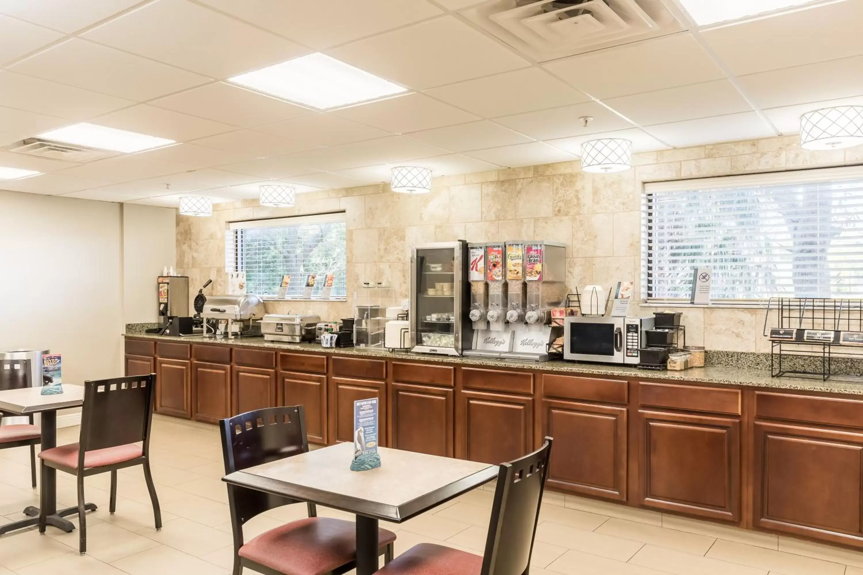 Coffee/tea facilities, Restaurant/Places to Eat in Best Western Plus Sebastian Hotel & Suites