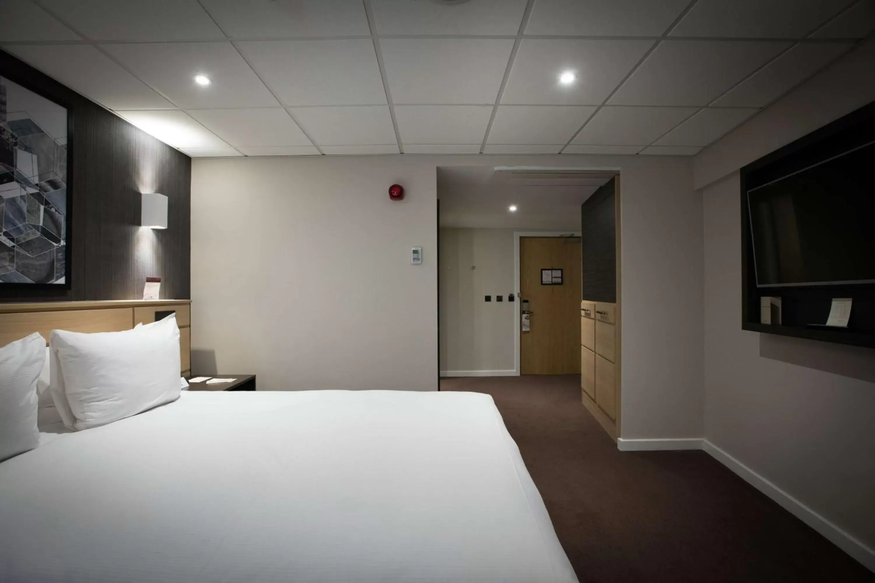 Photo of the whole room, Bed in DoubleTree by Hilton Coventry Building Society Arena