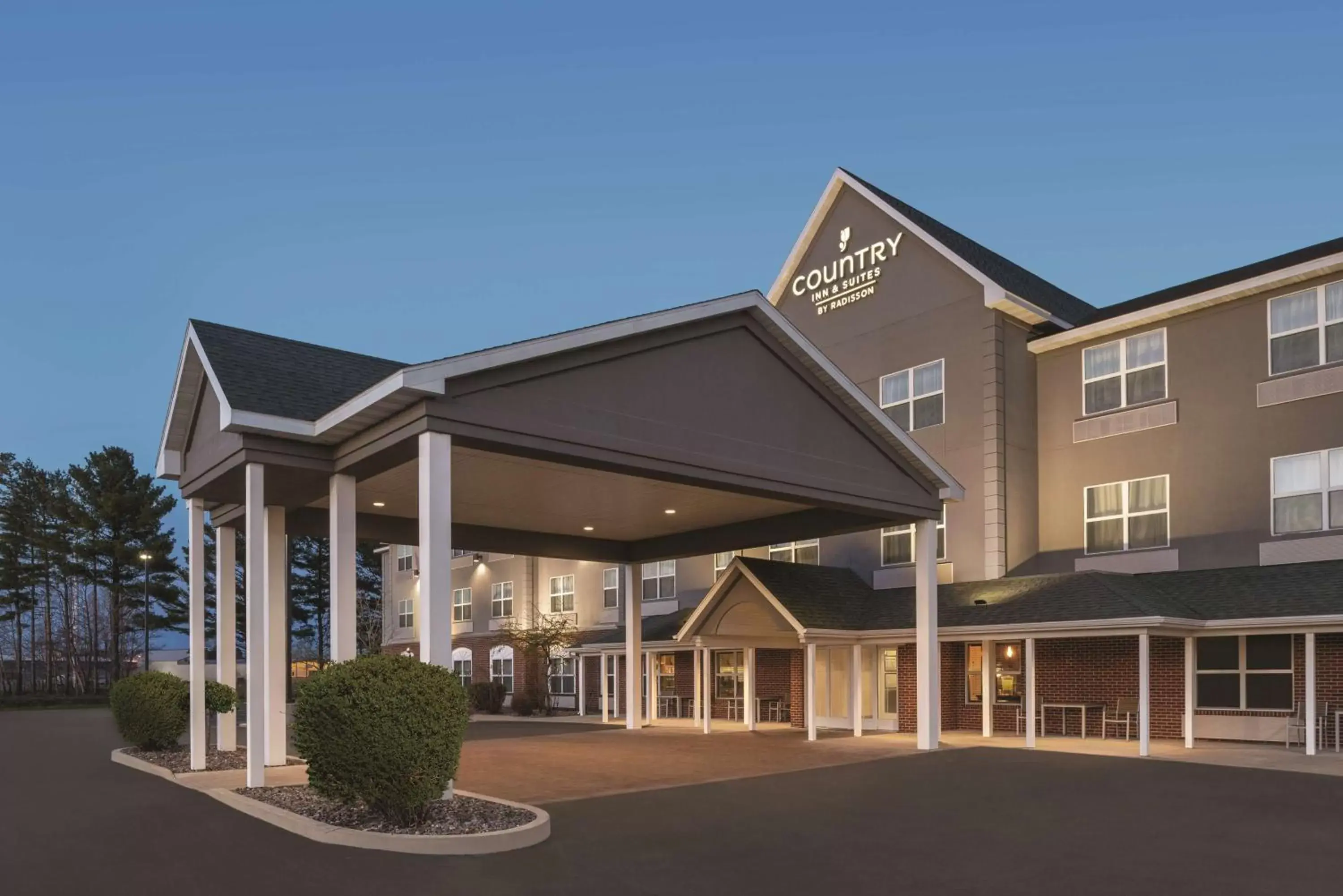 Property building in Country Inn & Suites by Radisson, Marinette, WI