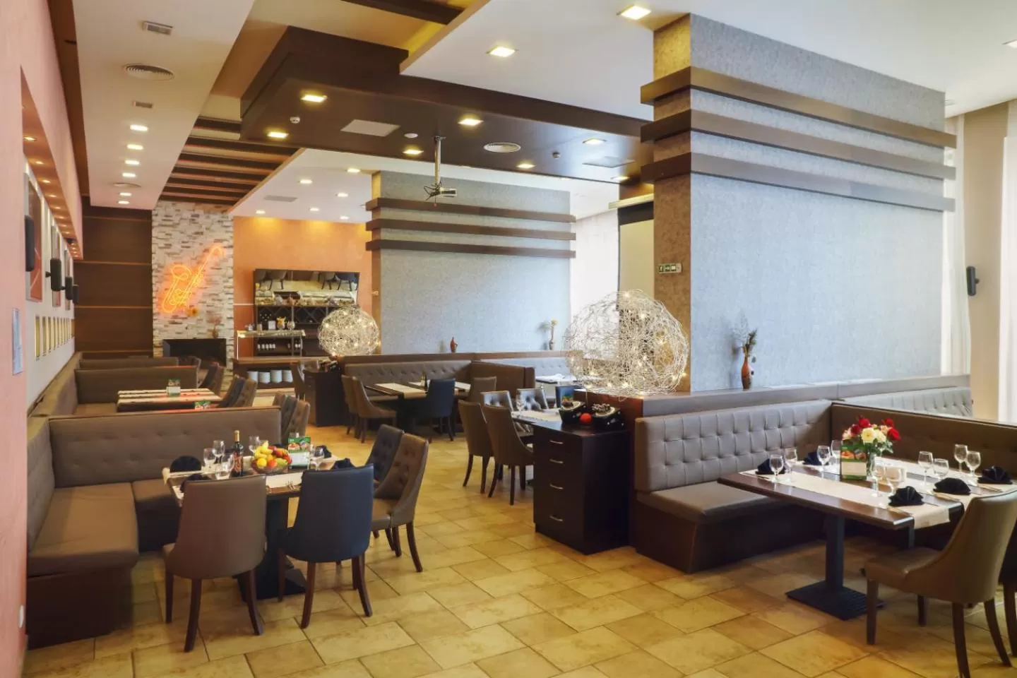 Restaurant/places to eat in Terra Hotel