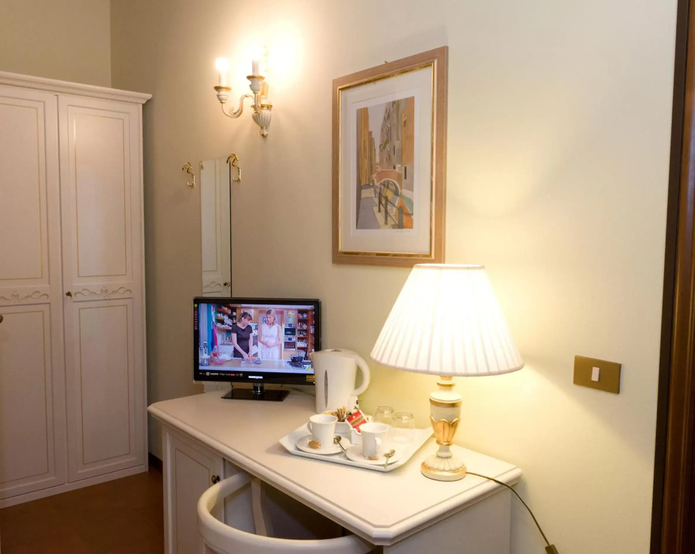 Coffee/tea facilities, TV/Entertainment Center in Hotel Antica Fenice