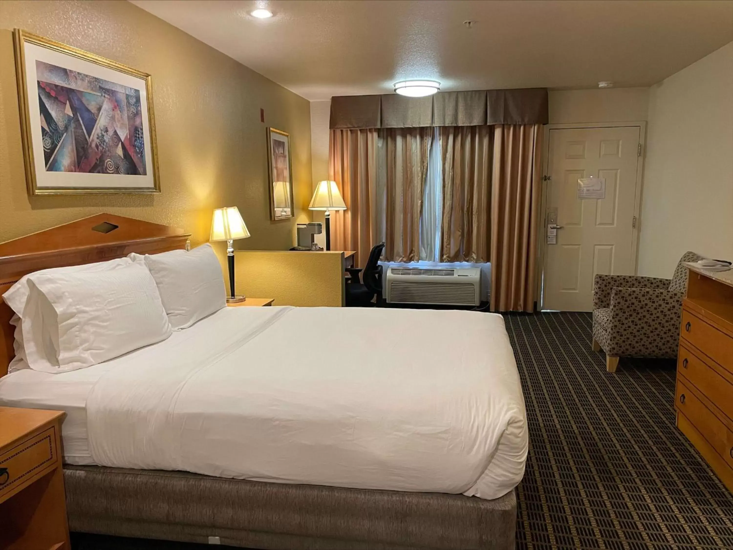 Bedroom, Bed in SureStayPlus Hotel by Best Western San Jose Central City