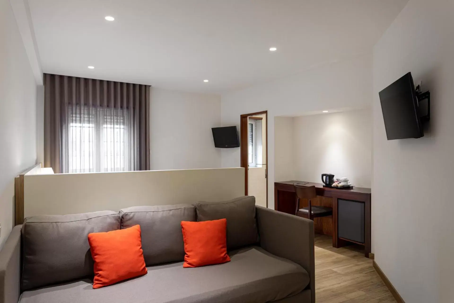 Bedroom, Seating Area in Hotel Aveiro Center