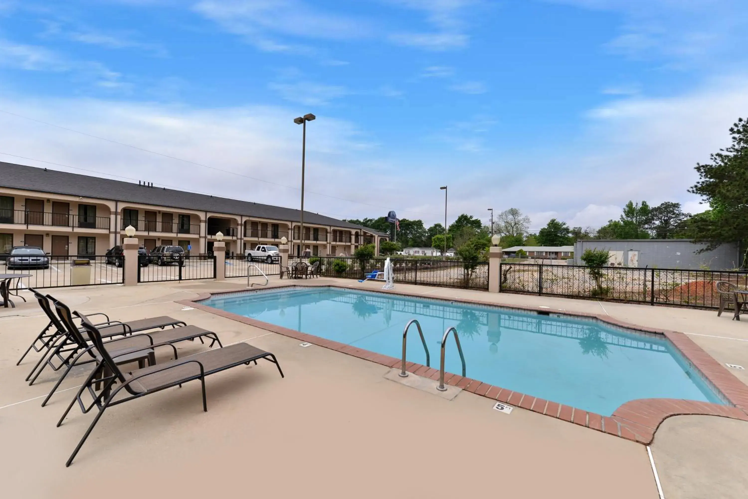 Swimming pool in Mockingbird Inn & Suites Swimming pool in Mockingbird Inn & Suites