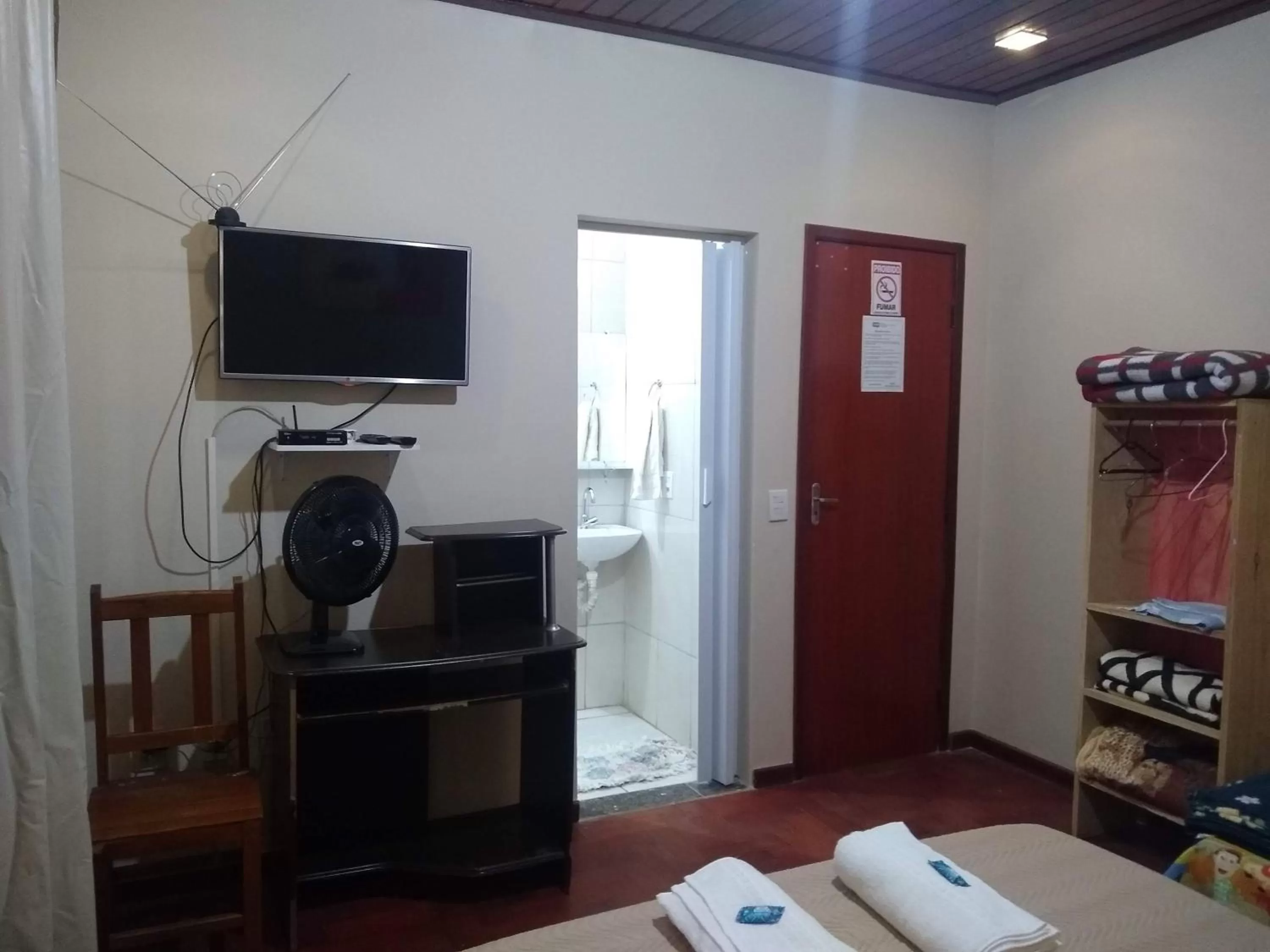 Bathroom, TV/Entertainment Center in Pousada do Ribeirão